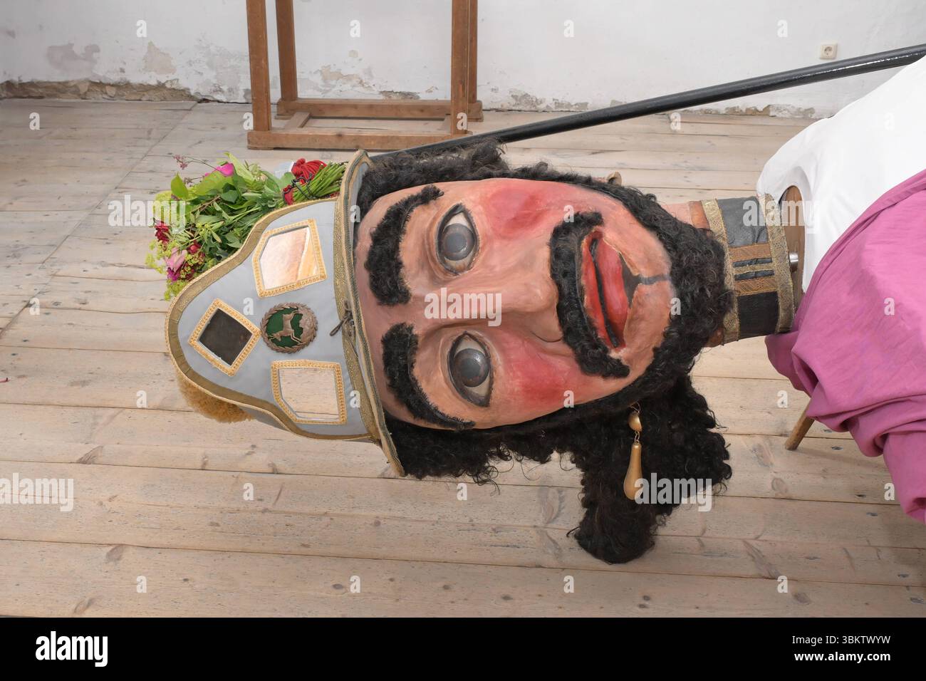 Besuch des Samson-Umzugs a Tamsweg, AM 18.06.2025. DAS Bild zeigt den Kopf des liegenden Tamsweger Samsons. Die Samson-Figur ist altes Brauchtum in Österreich und findet mit 12 verschiedenen Samson-Figuren, in zwölf verschiedenen Orten in Österreich statt. Zehn dieser Orte befinden sich im Lungau des Bundeslandes Salzburg, zwei im Bundesland Steiermark. während des Umzugs wird eine etwa 5-6 metri große Samson-Figur durch den jeweiligen Ort getragen. Begleitet wird der Samson in vielen Orten von zwei Zwergenfiguren. 2025 - Besuch des Samson-Umzugs a Tamsweg, AM 18.06.2025. *** Visita al sa Foto Stock