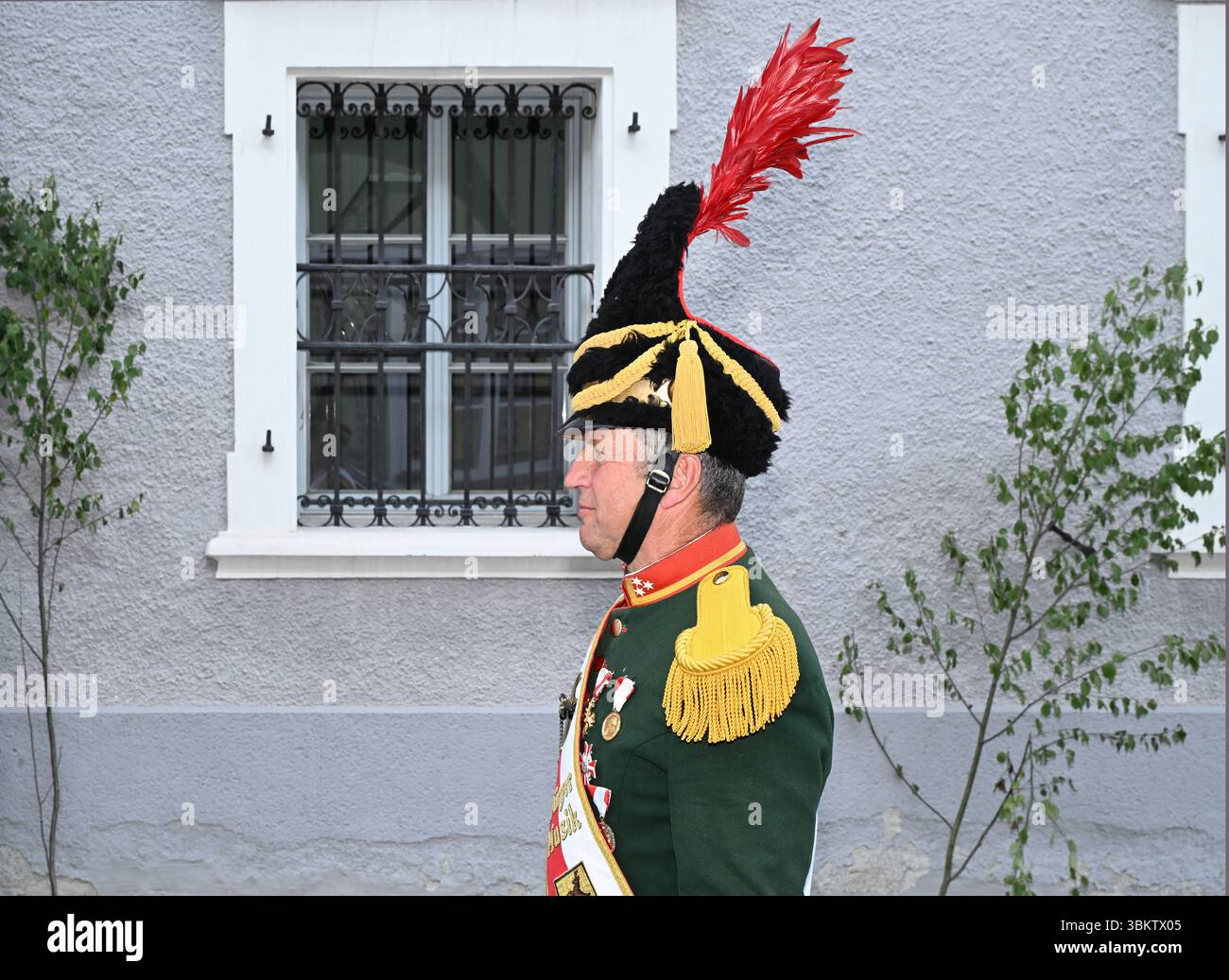 Besuch des Samson-Umzugs a Tamsweg, AM 18.06.2025. DAS Bild zeigt den Kapellmeister der Musikkapelle im. Die Samson-Figur ist altes Brauchtum in Österreich und findet mit 12 verschiedenen Samson-Figuren, in zwölf verschiedenen Orten in Österreich statt. Zehn dieser Orte befinden sich im Lungau des Bundeslandes Salzburg, zwei im Bundesland Steiermark. während des Umzugs wird eine etwa 5-6 metri große Samson-Figur durch den jeweiligen Ort getragen. Begleitet wird der Samson in vielen Orten von zwei Zwergenfiguren. 2025 - Besuch des Samson-Umzugs a Tamsweg, AM 18.06.2025. *** Visita al Samso Foto Stock
