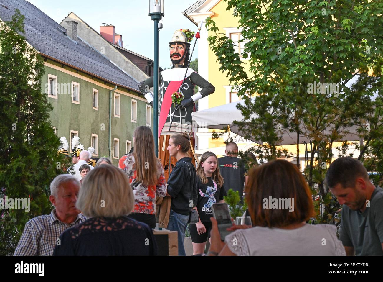 Besuch des Samson-Umzugs a Tamsweg, AM 18.06.2025. DAS Bild zeigt eine Szene aus dem Samson-Umzug a Tamsweg. Die Samson-Figur ist altes Brauchtum in Österreich und findet mit 12 verschiedenen Samson-Figuren, in zwölf verschiedenen Orten in Österreich statt. Zehn dieser Orte befinden sich im Lungau des Bundeslandes Salzburg, zwei im Bundesland Steiermark. während des Umzugs wird eine etwa 5-6 metri große Samson-Figur durch den jeweiligen Ort getragen. Begleitet wird der Samson in vielen Orten von zwei Zwergenfiguren. 2025 - Besuch des Samson-Umzugs a Tamsweg, AM 18.06.2025. *** Visita al Foto Stock
