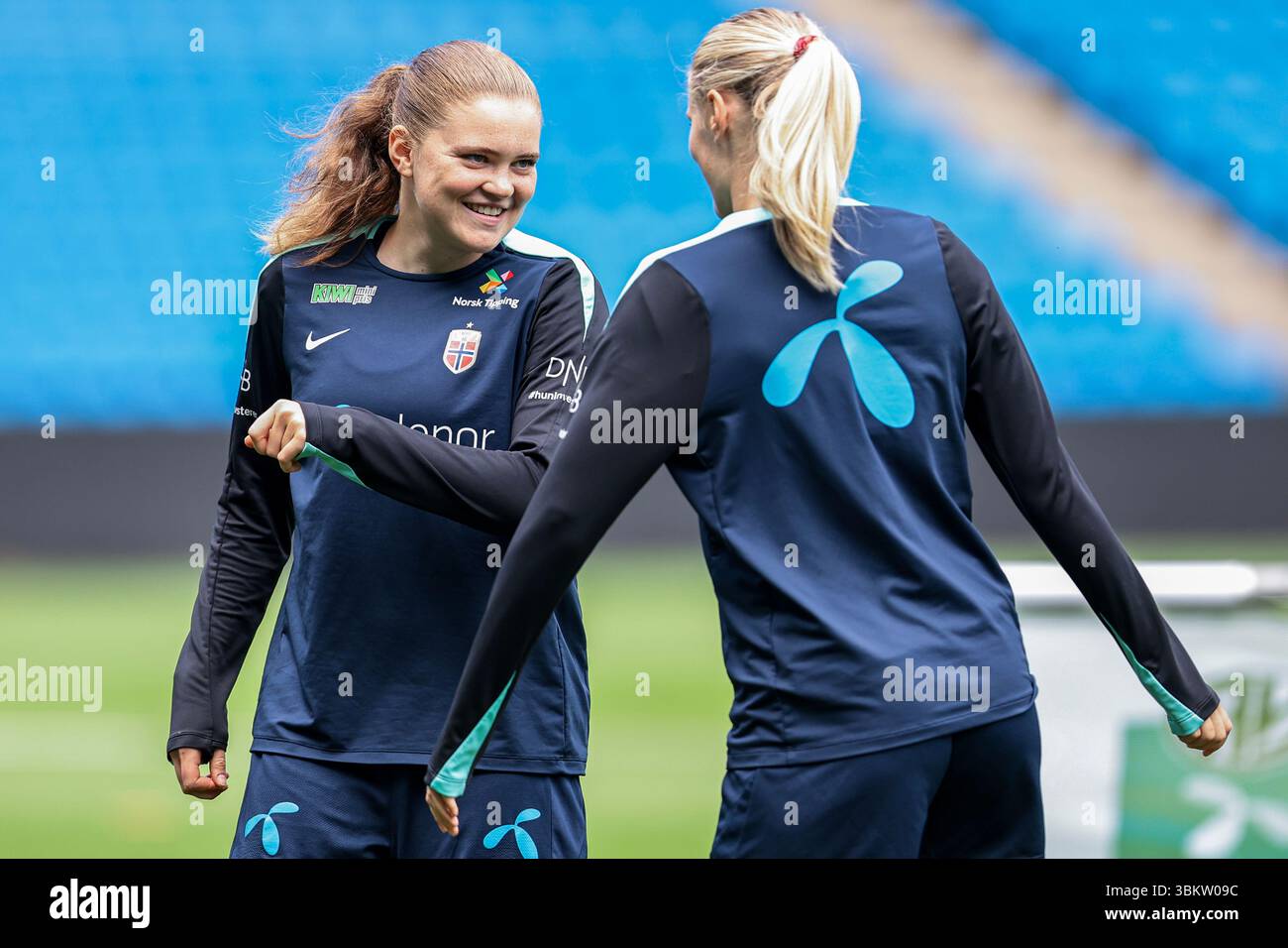 Oslo 20250623. Signe Gaupset (a sinistra) durante la sessione di allenamento della nazionale femminile allo stadio Ullevaal di lunedì. Foto: Thomas Andersen / NTB Foto Stock