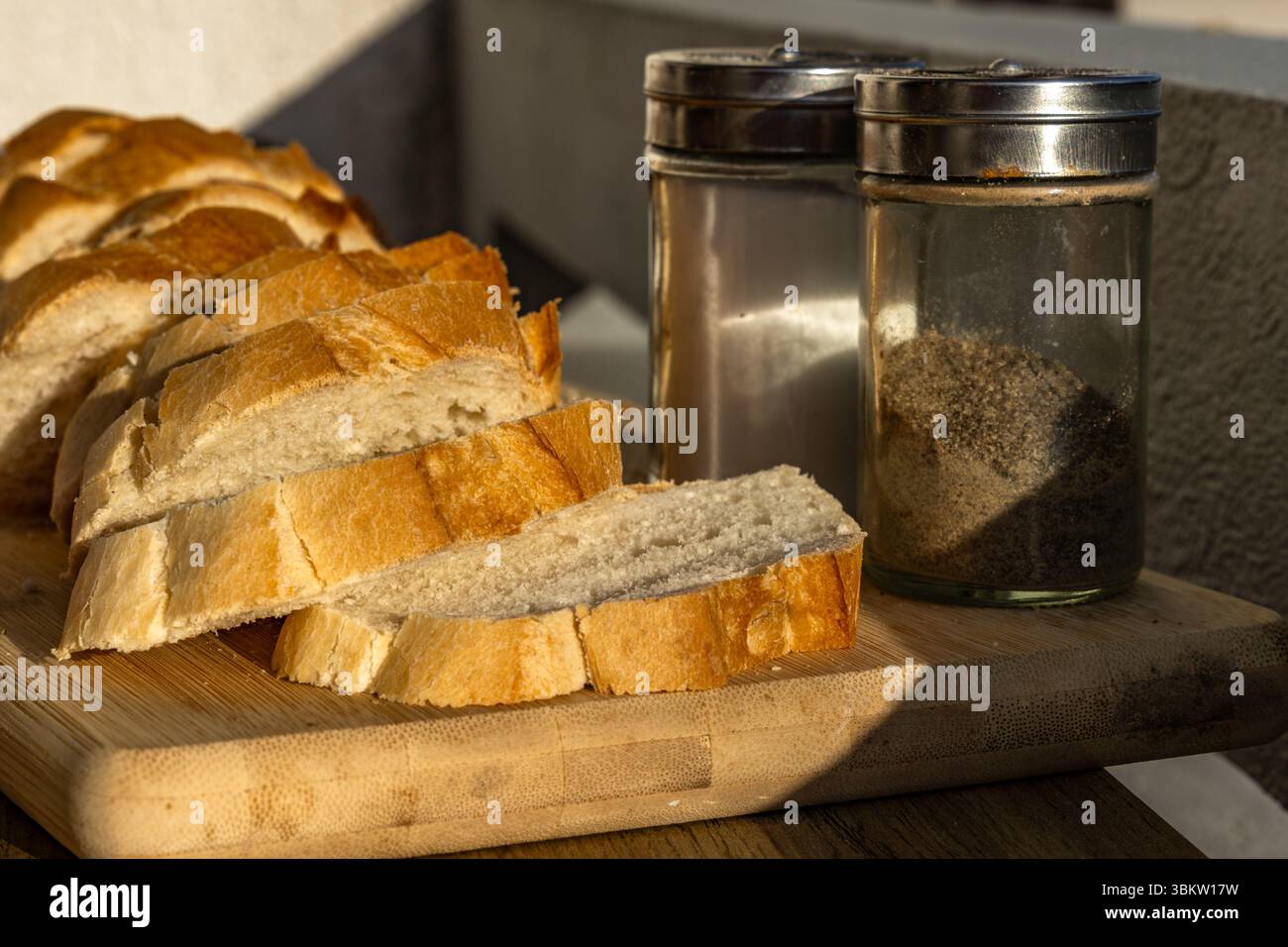 Bicchiere di vino, antipasto, vino rosso, cena, vino della Croazia, pomodori rossi, olio d'oliva, pane fresco, disposti su piatti su un tavolo in terrazza, Foto Stock