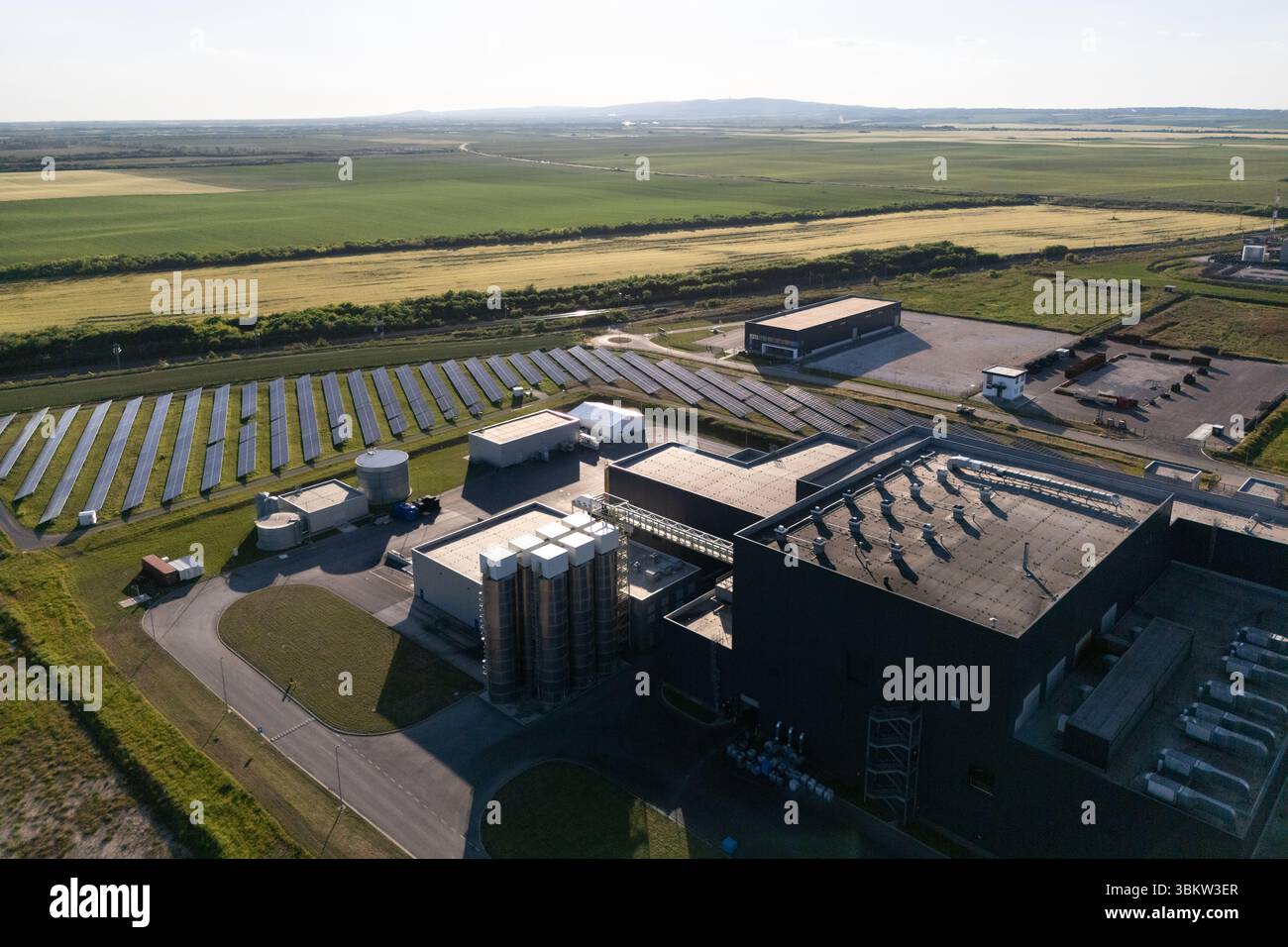 Moderna fabbrica verde alimentata da energia solare rinnovabile. Sviluppo sostenibile nell'industria Foto Stock