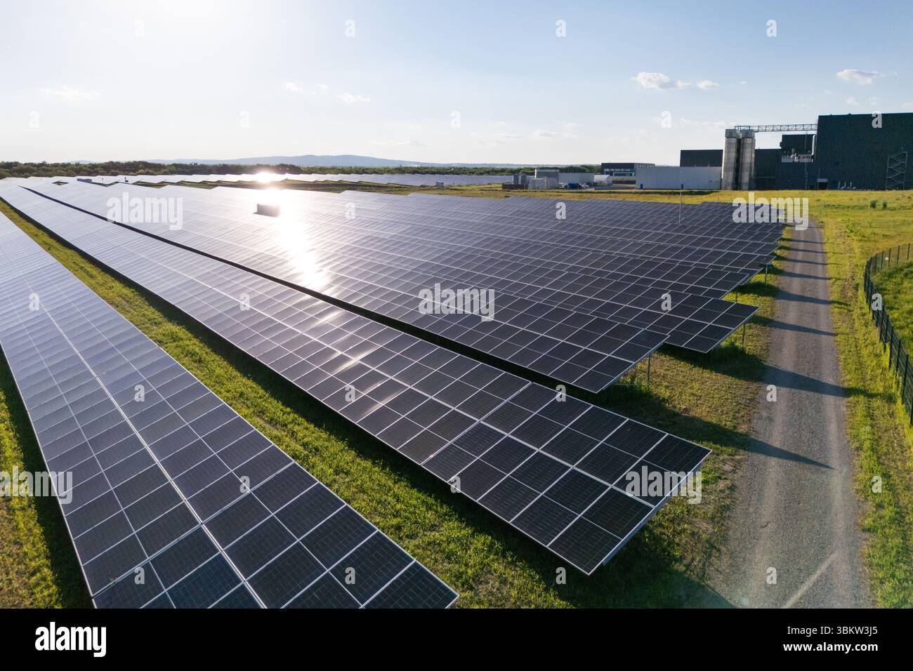 Moderna fabbrica verde alimentata da energia solare rinnovabile. Sviluppo sostenibile nell'industria Foto Stock