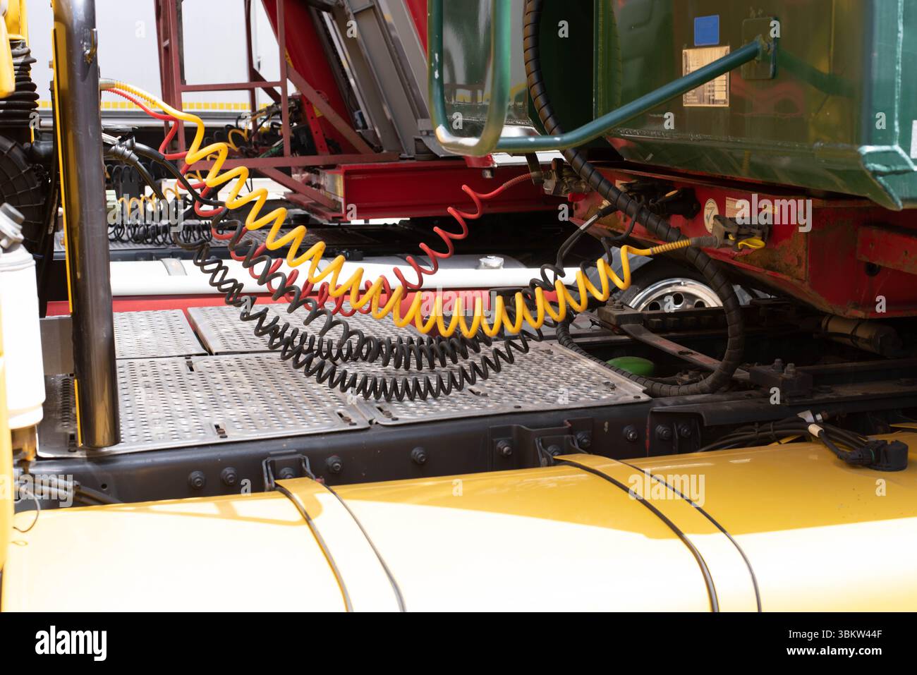 Tubi flessibili pneumatici per l'erogazione di aria compressa dal trattore al rimorchio. Accessori per auto, parti di ricambio per auto, tubi gialli, rossi e neri. Foto Stock