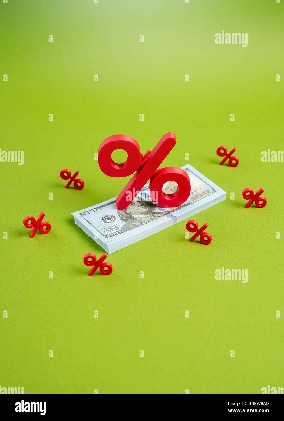 Un mucchio di banconote sotto la pressione degli interessi. Inflazione. Alta pressione fiscale. Debito. Debito nazionale DEGLI STATI UNITI. Stress macroeconomico, conseguenze politiche Foto Stock