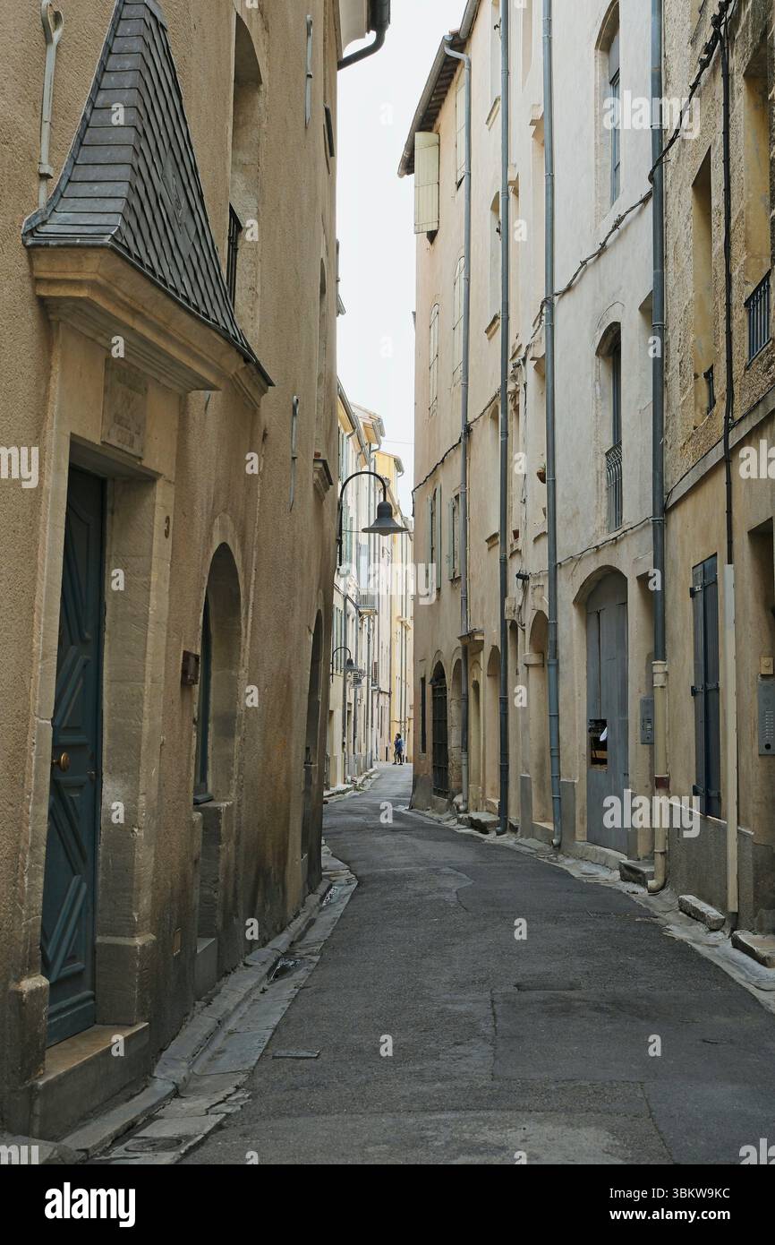 Strada stretta a Nimes, Francia Foto Stock