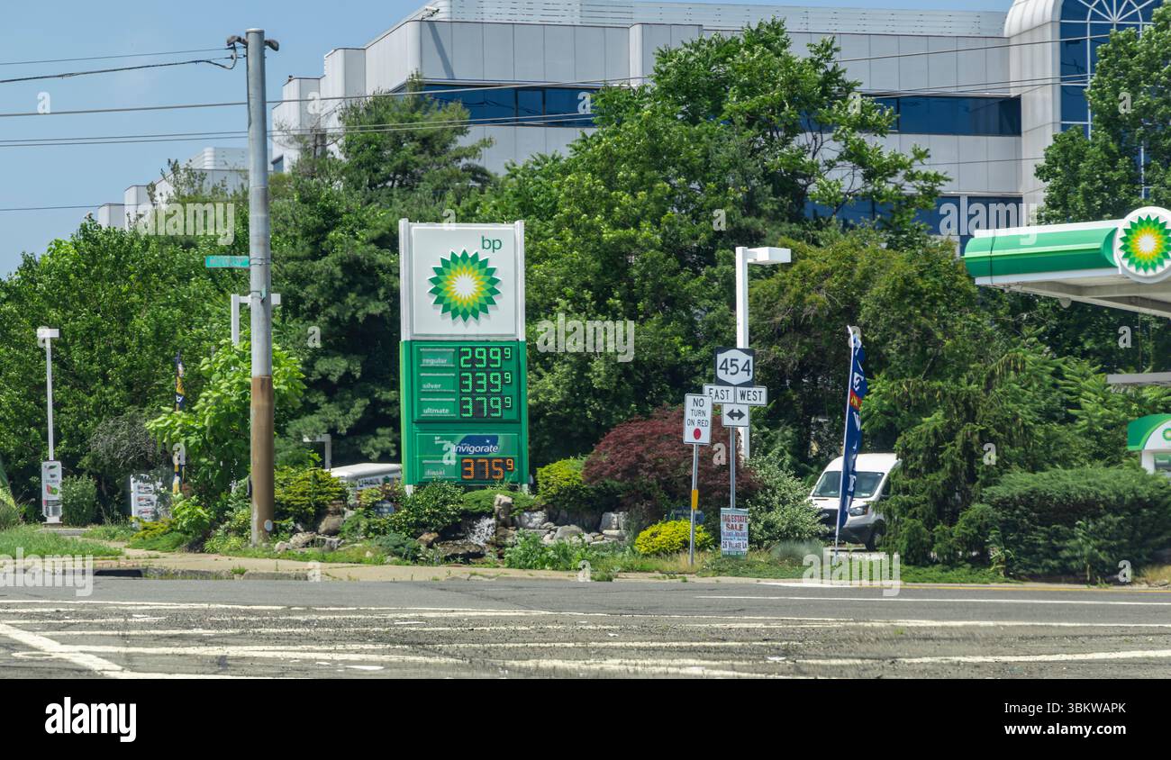 stazione di servizio long island bp con i prezzi del carburante elencati Foto Stock