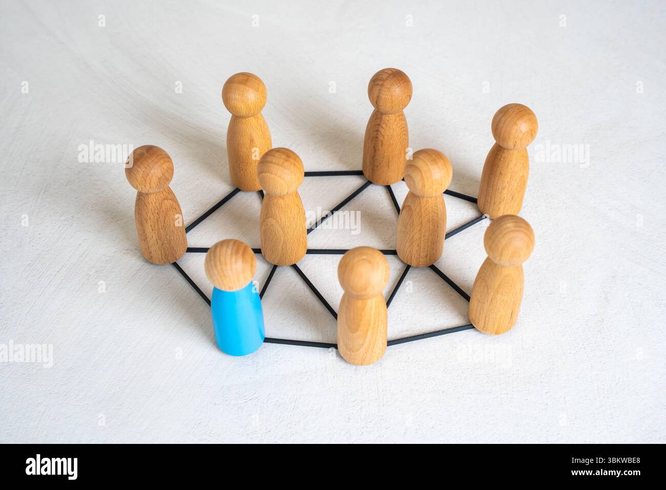 Uomo blu in una rete di persone connesse. Struttura del luogo di lavoro, comunicazione professionale o social network. Risorse umane, lavoro da remoto o personale addetto Foto Stock