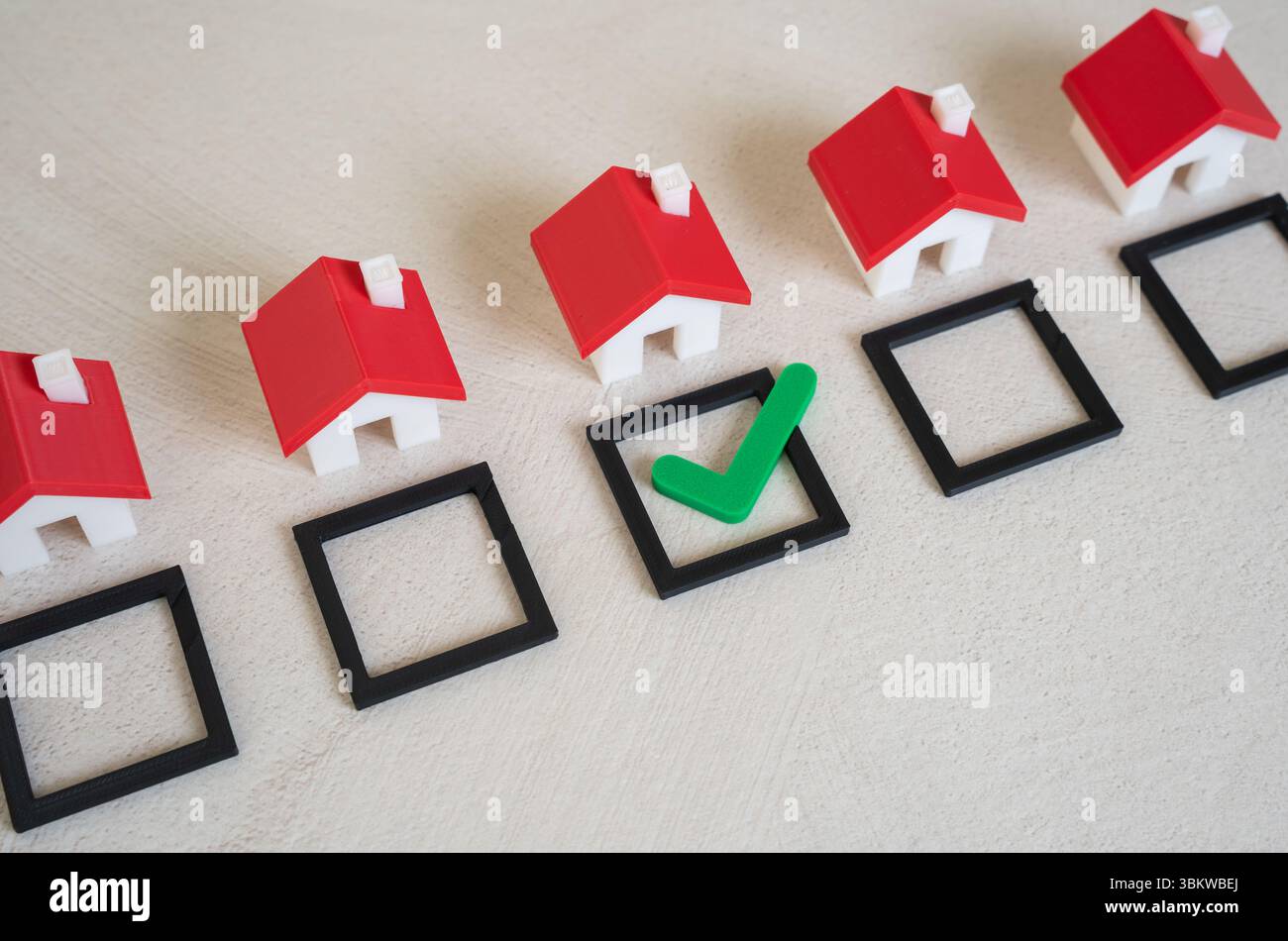 Selezionare una casa e contrassegnarla con un segno di spunta verde. Proprietà verificata, scelta di alloggi ideali o ammissibilità immobiliare. Approvazioni di noleggio, inviti intelligenti Foto Stock