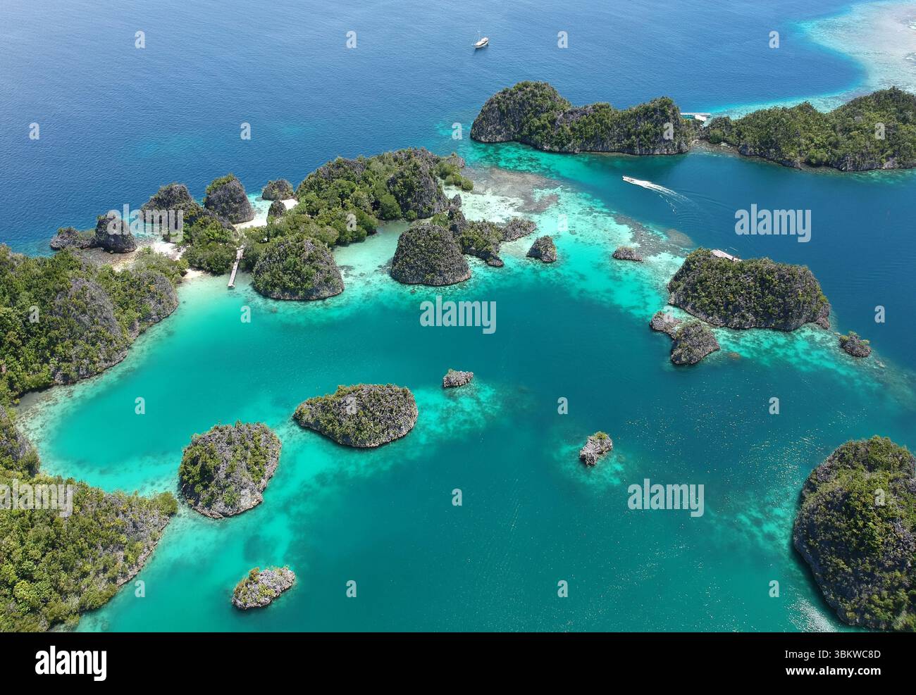 Una delle destinazioni turistiche più popolari è Piaynemo nella Raja Ampat, provincia di Papua Occidentale. Vista delle isole paradisiache da Piaynemo, una delle isole più belle Foto Stock