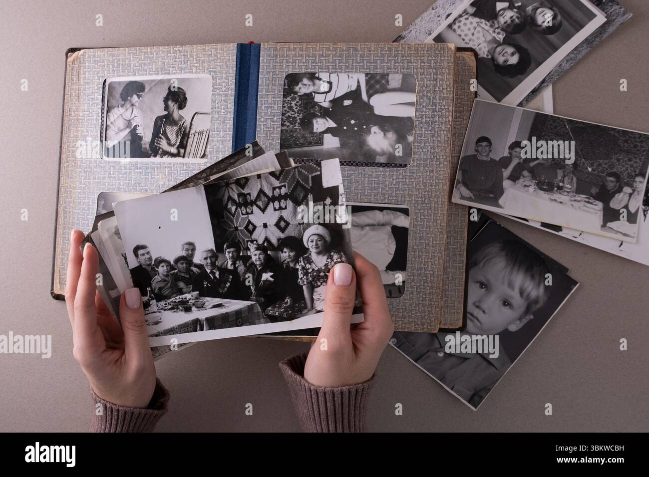 BAKU, AZERBAIGIAN - 18 giugno 2024. Stampe di foto vintage vintage antiche in bianco e nero retrò. Ricordi e nostalgia Foto Stock