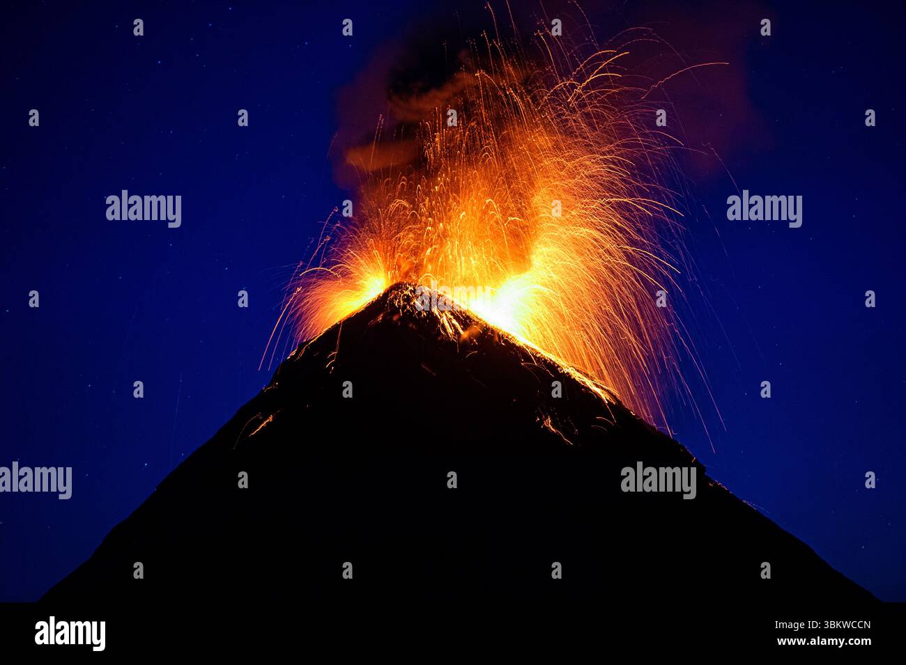 Vulcano de Fuego dal vulcano Acatenango Foto Stock