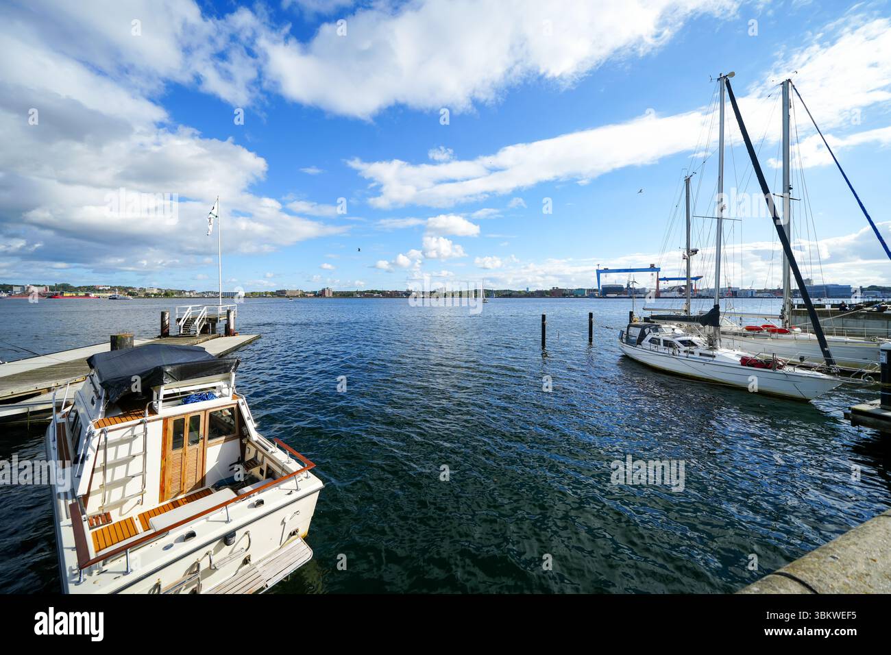 Vista del porto e del Mar Baltico a Kiel. Braccio del Mar Baltico, fiordo di Kiel. Foto Stock
