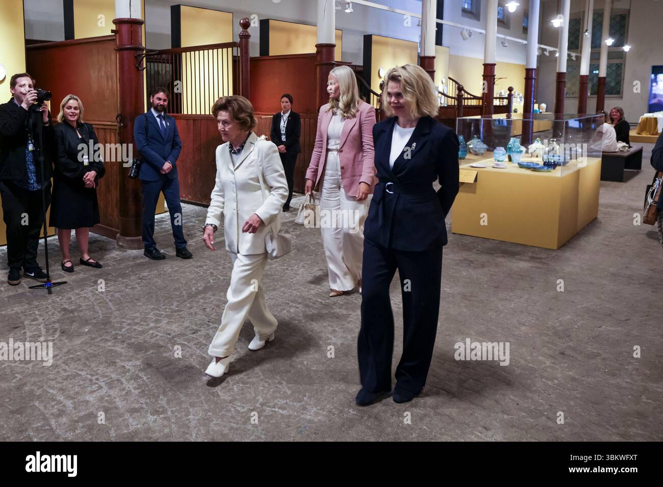 Oslo 20250623. La Regina Sonja e la Principessa mette-Marit visitano la Regina Sonja KunstStall in occasione della visita ufficiale del Presidente francese Emmanuel Macron. Foto: Thomas Andersen / NTB Foto Stock