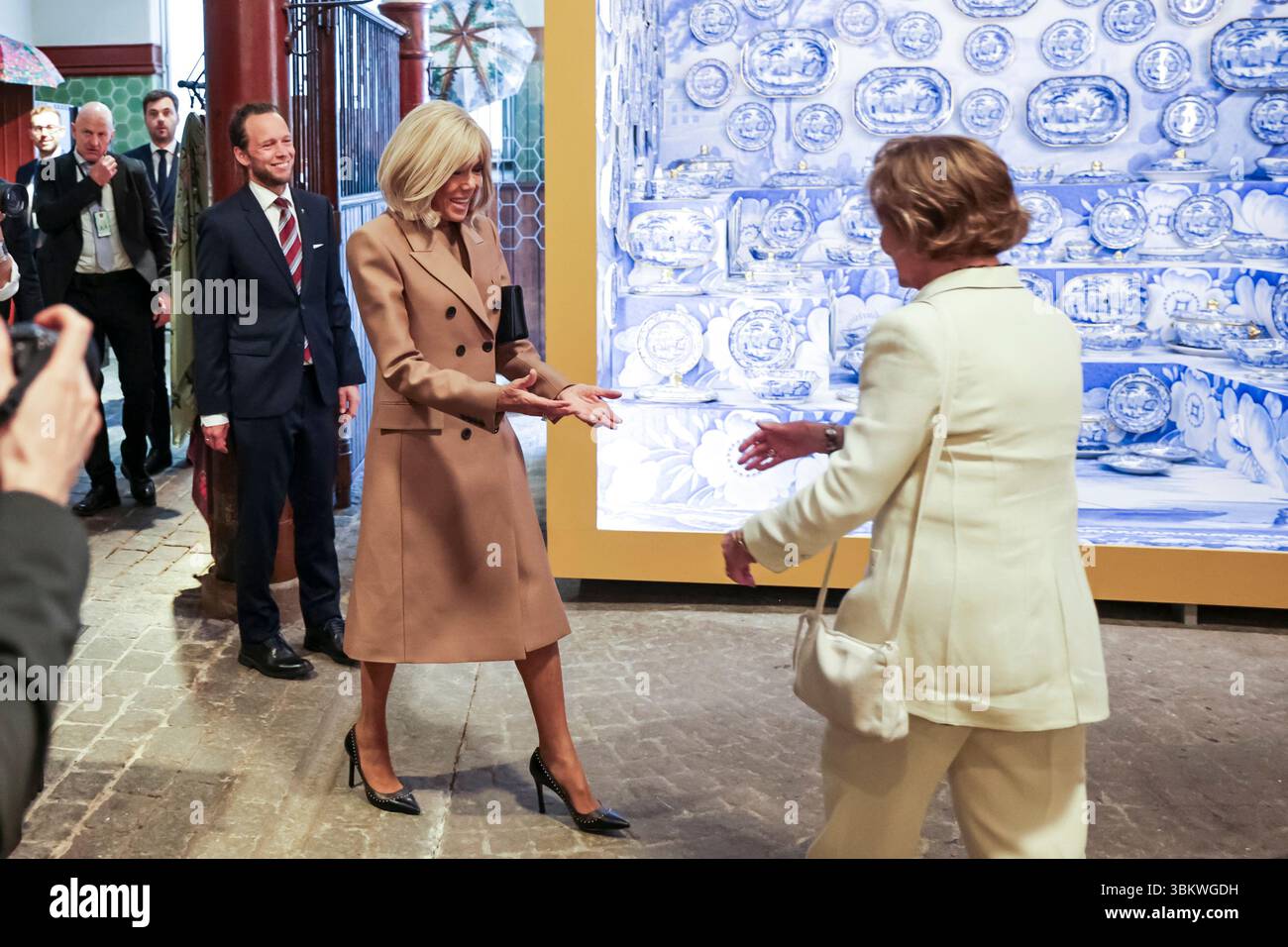 Oslo 20250623. La Regina Sonja visita la Regina Sonja KunstStall con la First Lady Brigitte Macron in occasione della visita ufficiale del Presidente francese Emmanuel Macron. Foto: Thomas Andersen / NTB Foto Stock