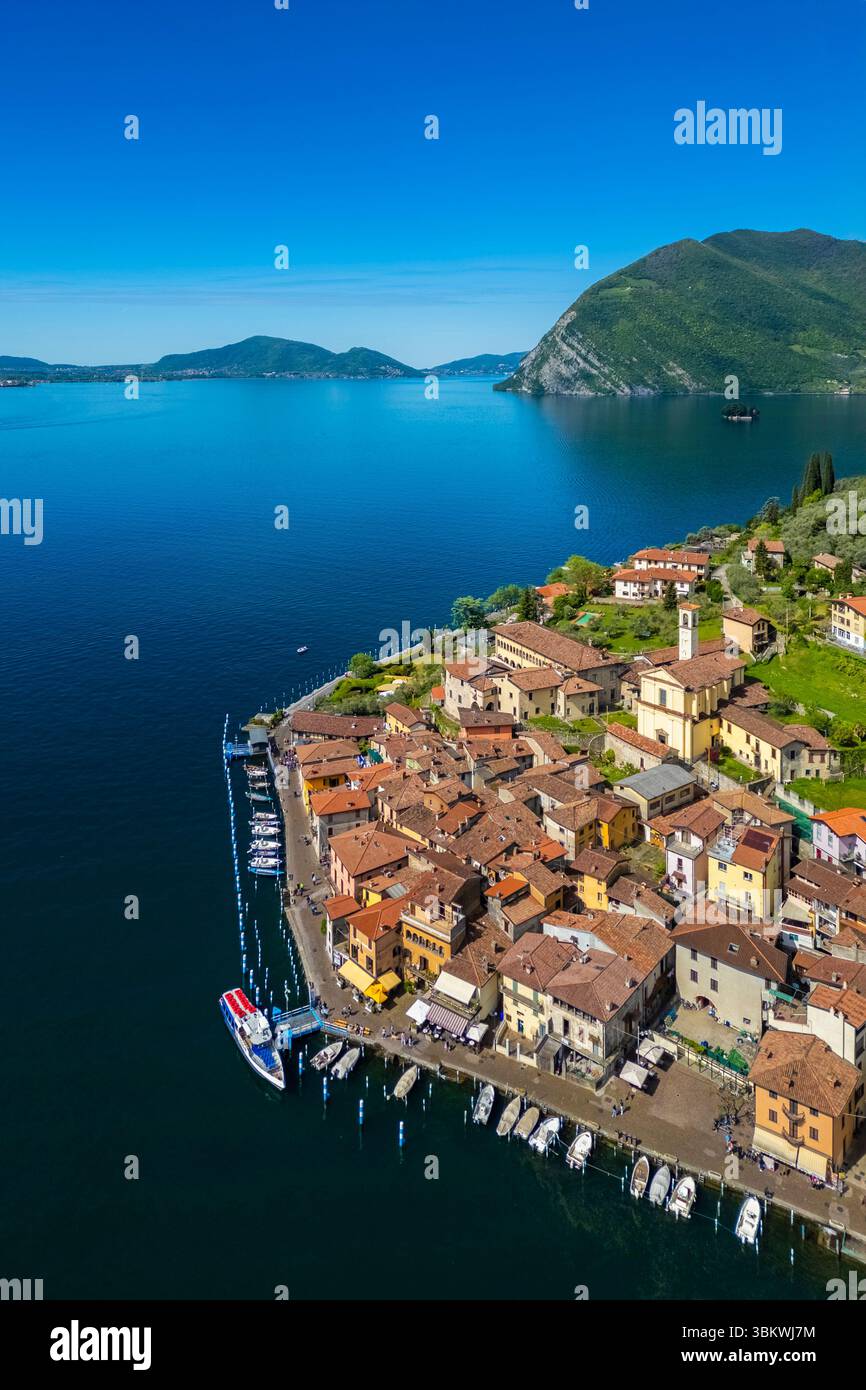 Vista aerea di Monte Isola e Peschiera Maraglio sul lago d'Iseo. Peschiera Maraglio, Montisola, provincia di Brescia, regione Lombardia, Italia. Foto Stock