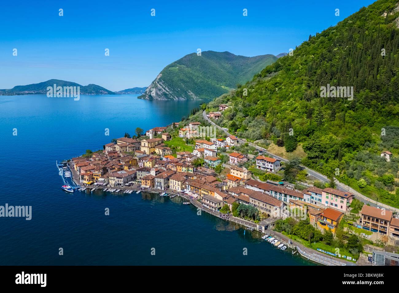Vista aerea di Monte Isola e Peschiera Maraglio sul lago d'Iseo. Peschiera Maraglio, Montisola, provincia di Brescia, regione Lombardia, Italia. Foto Stock