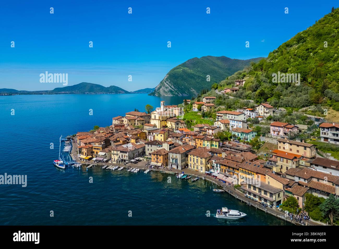 Vista aerea di Monte Isola e Peschiera Maraglio sul lago d'Iseo. Peschiera Maraglio, Montisola, provincia di Brescia, regione Lombardia, Italia. Foto Stock