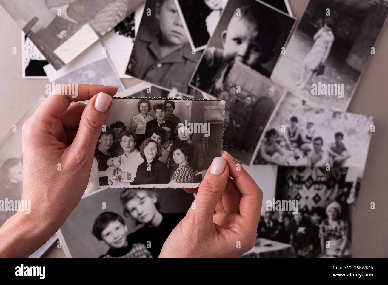 BAKU, AZERBAIGIAN - 18 giugno 2024. Stampe di foto vintage vintage antiche in bianco e nero retrò. Ricordi e nostalgia Foto Stock