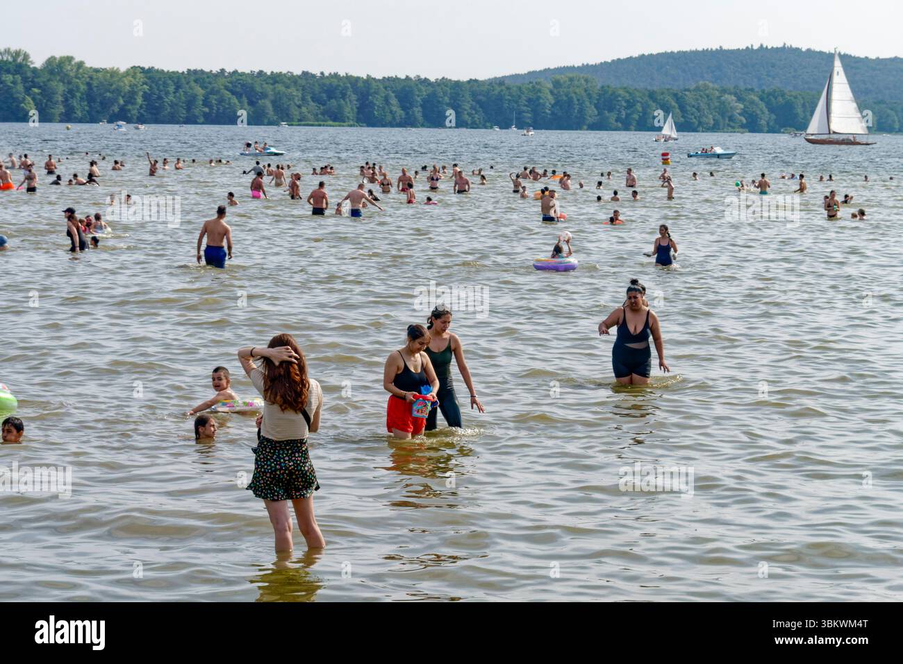 Müggelsee Strandbad, Sandstrand, Menschenmenge, Sommer 2025, Hitze, Wetter, Berlin-Rahnsdorf, Deutschland Foto Stock