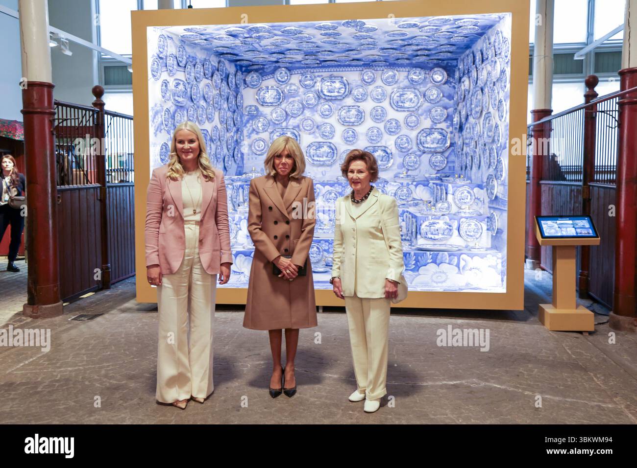 Oslo 20250623. La Regina Sonja e la Principessa mette-Marit visitano la Regina Sonja KunstStall con la First Lady Brigitte Macron in occasione della visita ufficiale del Presidente francese Emmanuel Macron. Foto: Thomas Andersen / NTB Foto Stock