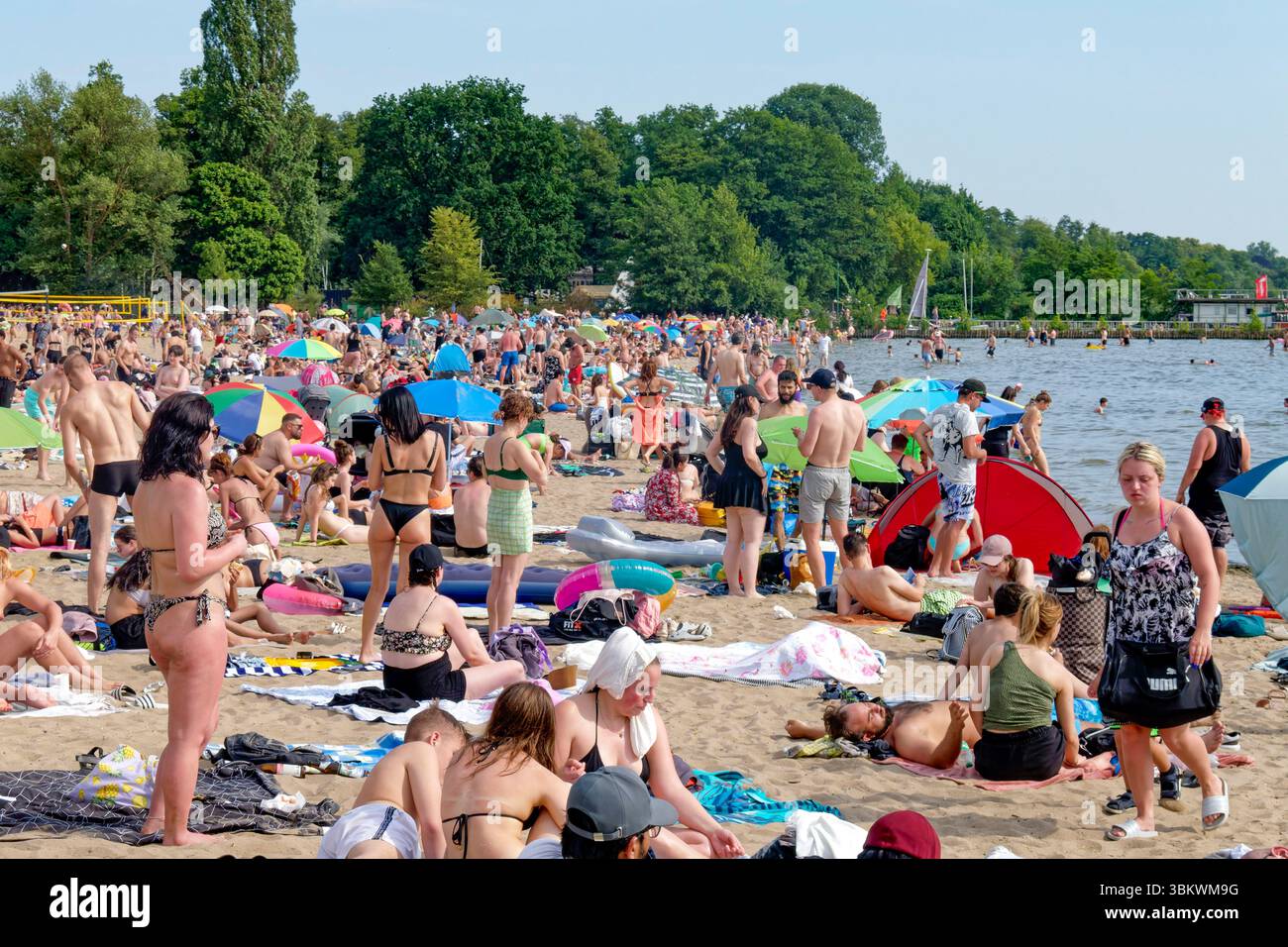Müggelsee Strandbad, Sandstrand, Menschenmenge, Sommer 2025, Hitze, Wetter, Berlin-Rahnsdorf, Deutschland Foto Stock