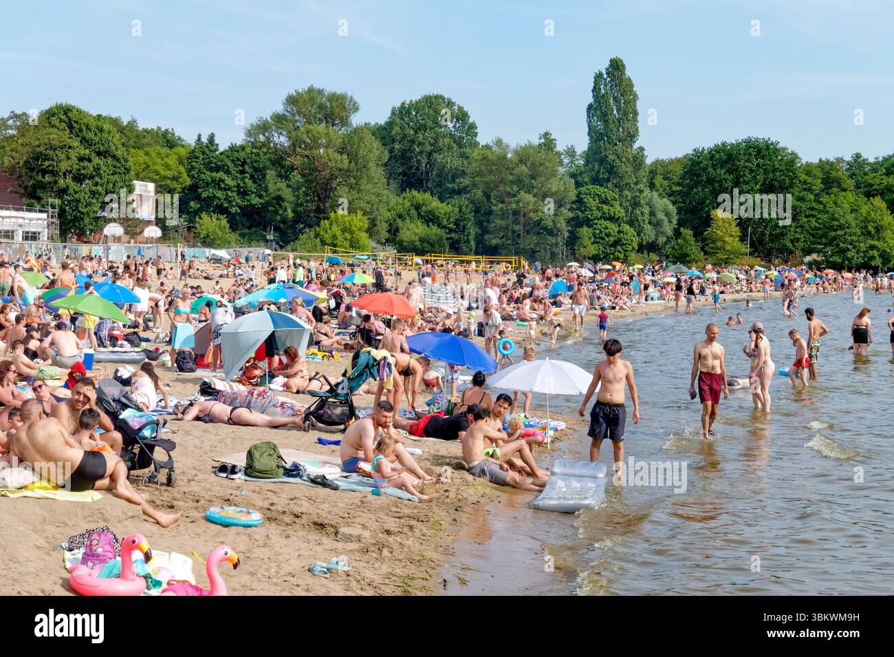 Müggelsee Strandbad, Sandstrand, Menschenmenge, Sommer 2025, Hitze, Wetter, Berlin-Rahnsdorf, Deutschland Foto Stock