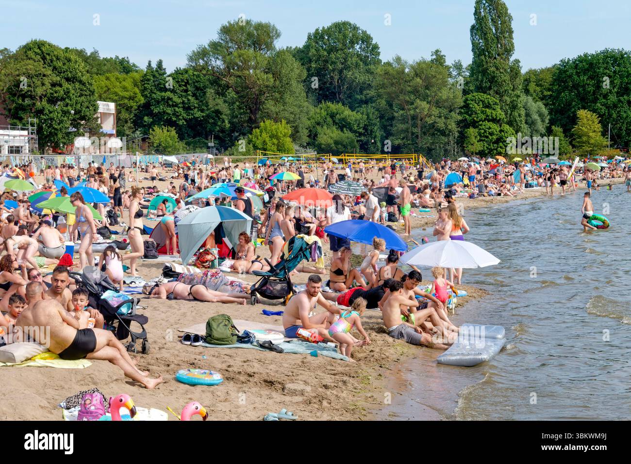 Müggelsee Strandbad, Sandstrand, Menschenmenge, Sommer 2025, Hitze, Wetter, Berlin-Rahnsdorf, Deutschland Foto Stock