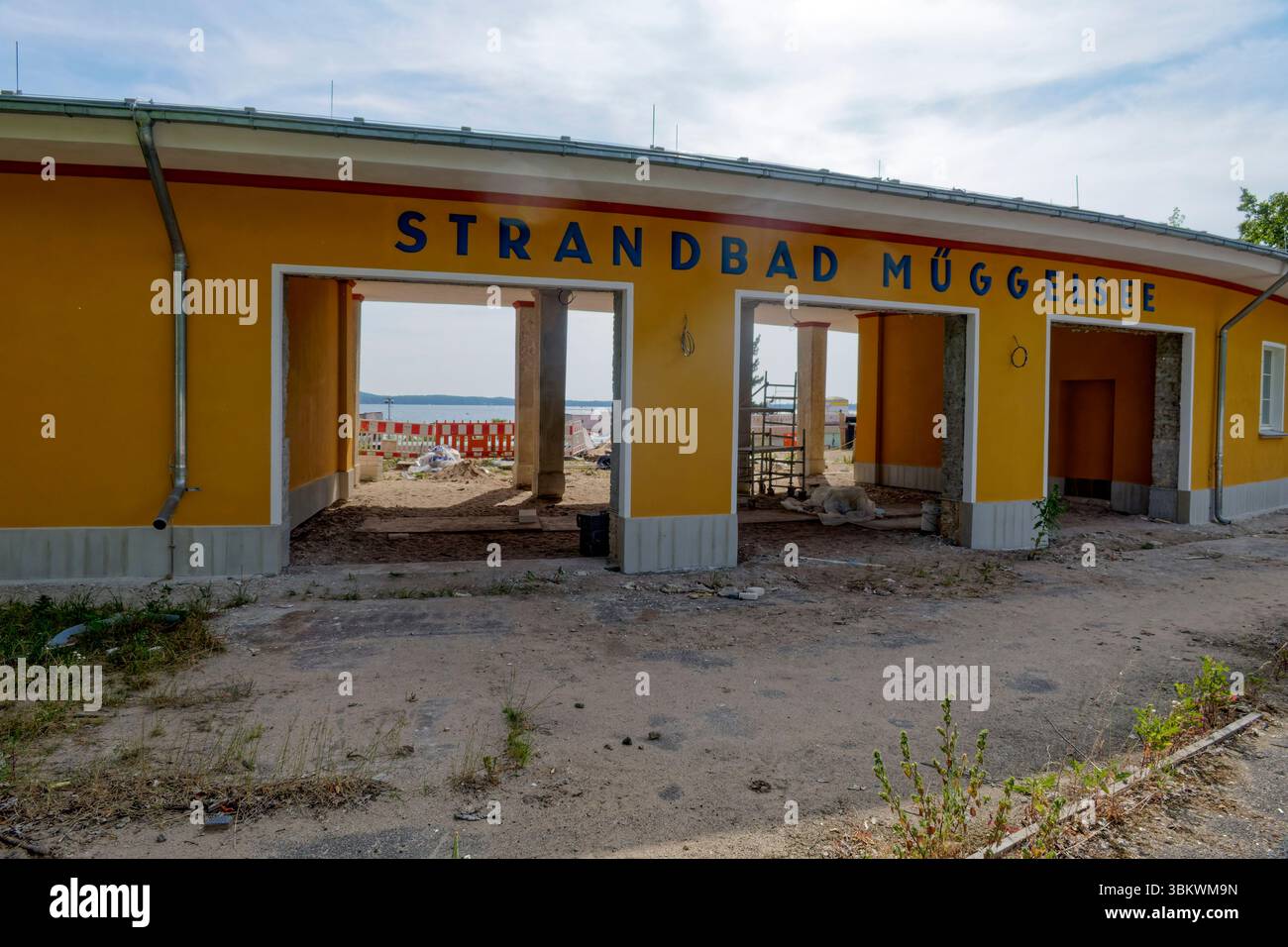 Sanierung Strandbad Müggelsee , Eingang, Baustelle seit 2021, Fertigstellung frühstens Sommer 2026, Deutschland Foto Stock