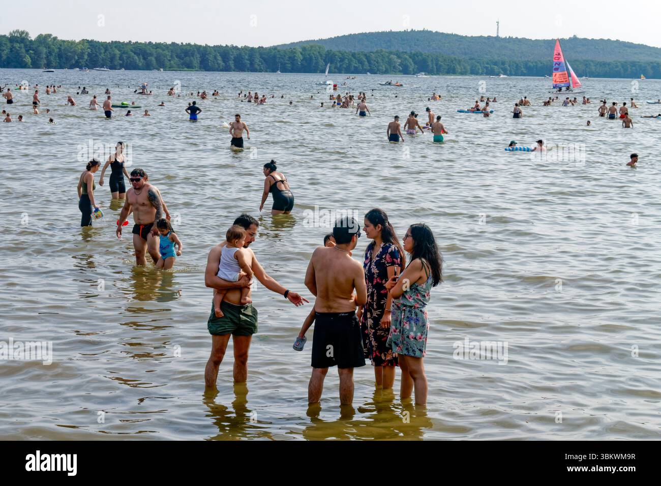 Müggelsee Strandbad, Sandstrand, Menschenmenge, Sommer 2025, Hitze, Wetter, Berlin-Rahnsdorf, Deutschland Foto Stock