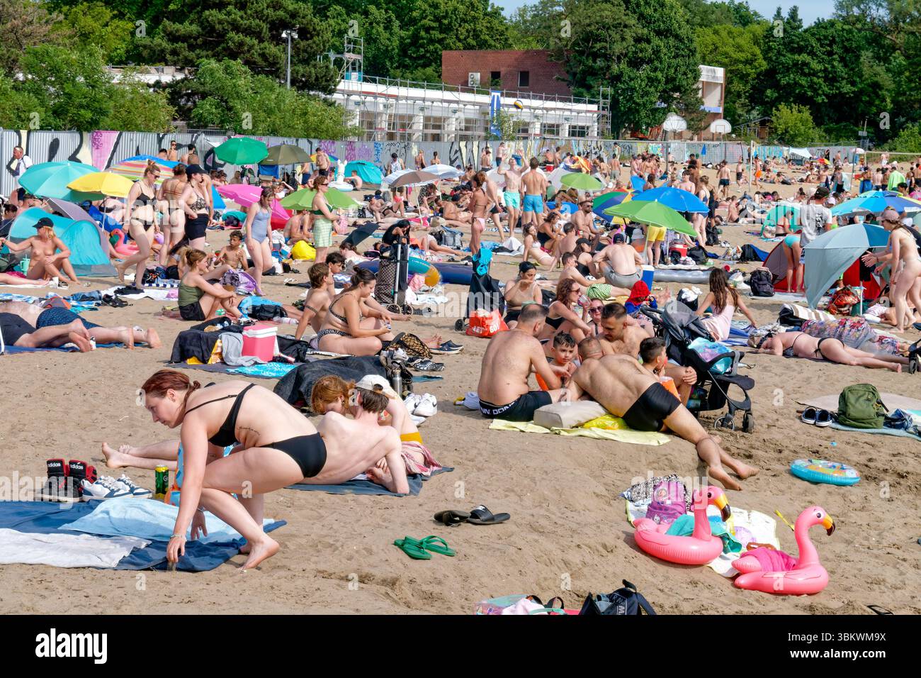 Müggelsee Strandbad, Sandstrand, Menschenmenge, Sommer 2025, Hitze, Wetter, Berlin-Rahnsdorf, Deutschland Foto Stock