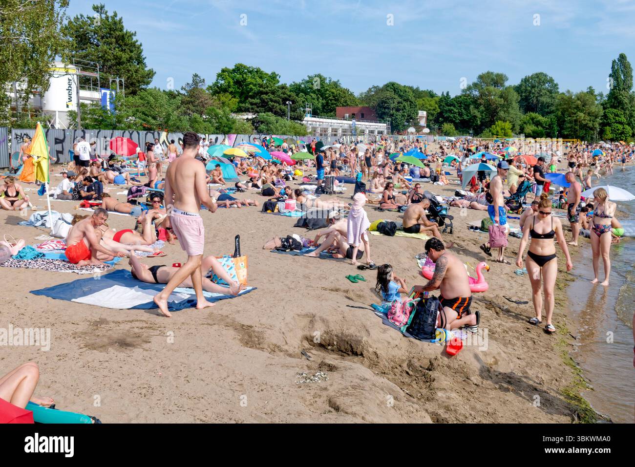 Müggelsee Strandbad, Sandstrand, Menschenmenge, Sommer 2025, Hitze, Wetter, Berlin-Rahnsdorf, Deutschland Foto Stock