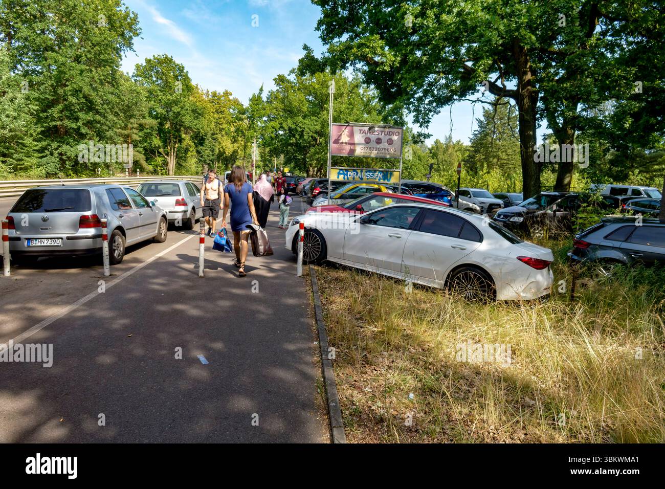Zugeparkte Wege am Müggelsee Strandbad, Falschparker, Deutschland Foto Stock