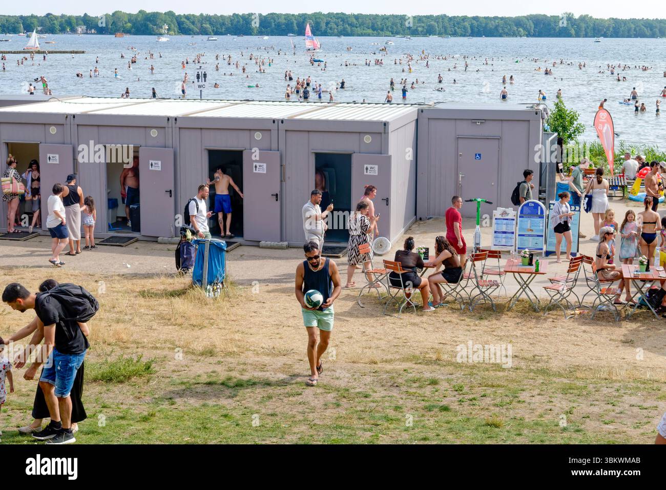 Sanierung Strandbad Müggelsee , Container, Baustelle seit 2021, Fertigstellung frühstens Sommer 2026, Deutschland Foto Stock