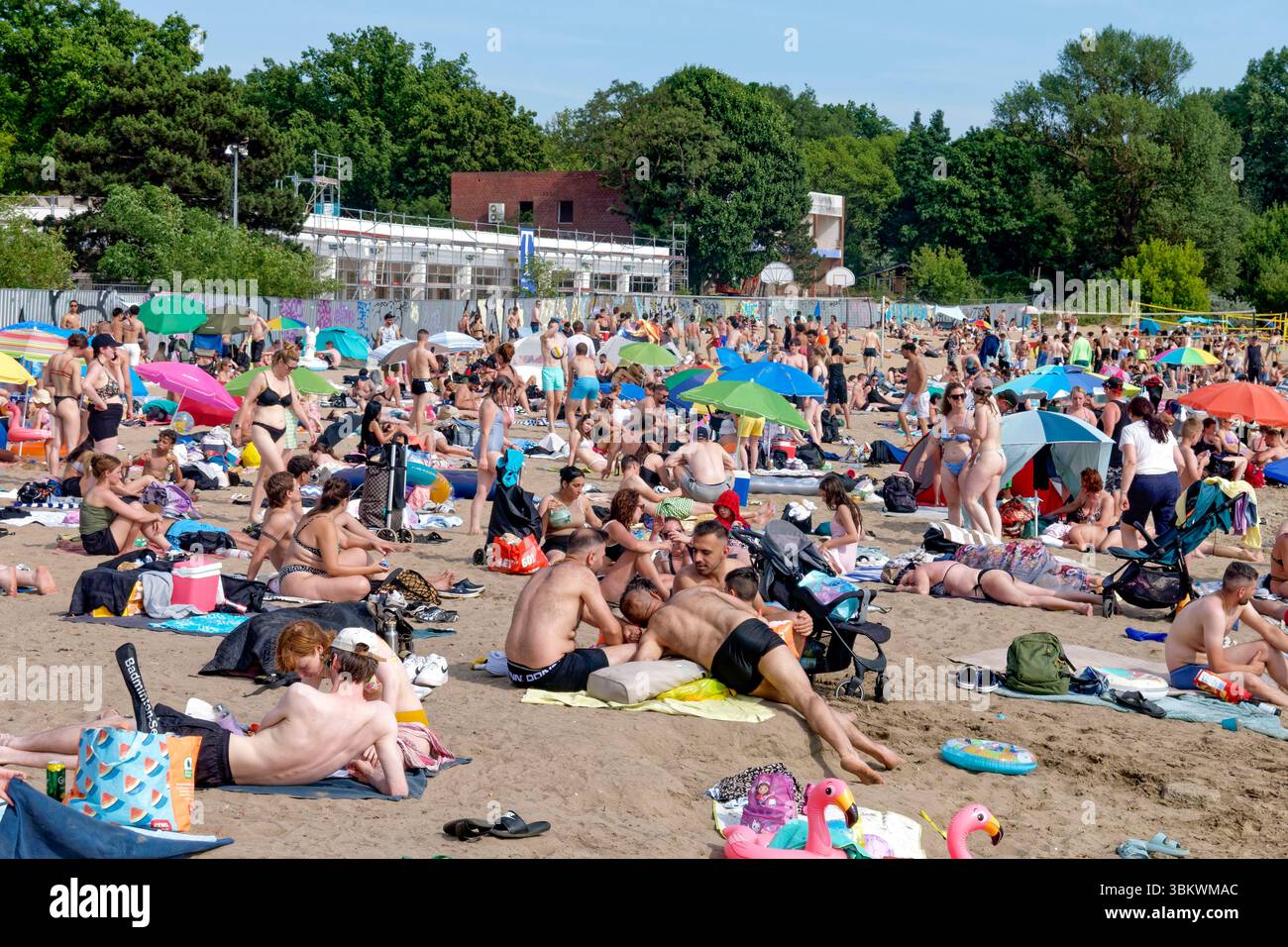 Müggelsee Strandbad, Sandstrand, Menschenmenge, Sommer 2025, Hitze, Wetter, Berlin-Rahnsdorf, Deutschland Foto Stock