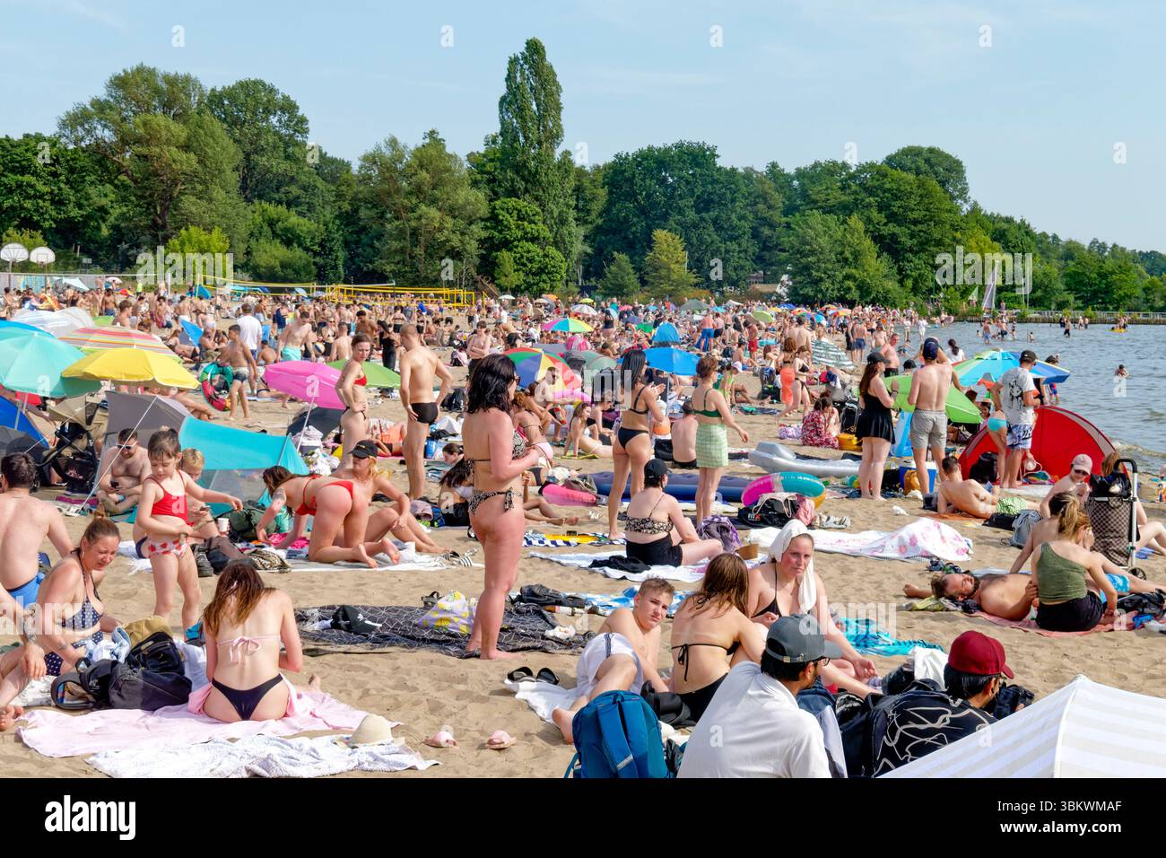 Müggelsee Strandbad, Sandstrand, Menschenmenge, Sommer 2025, Hitze, Wetter, Berlin-Rahnsdorf, Deutschland Foto Stock