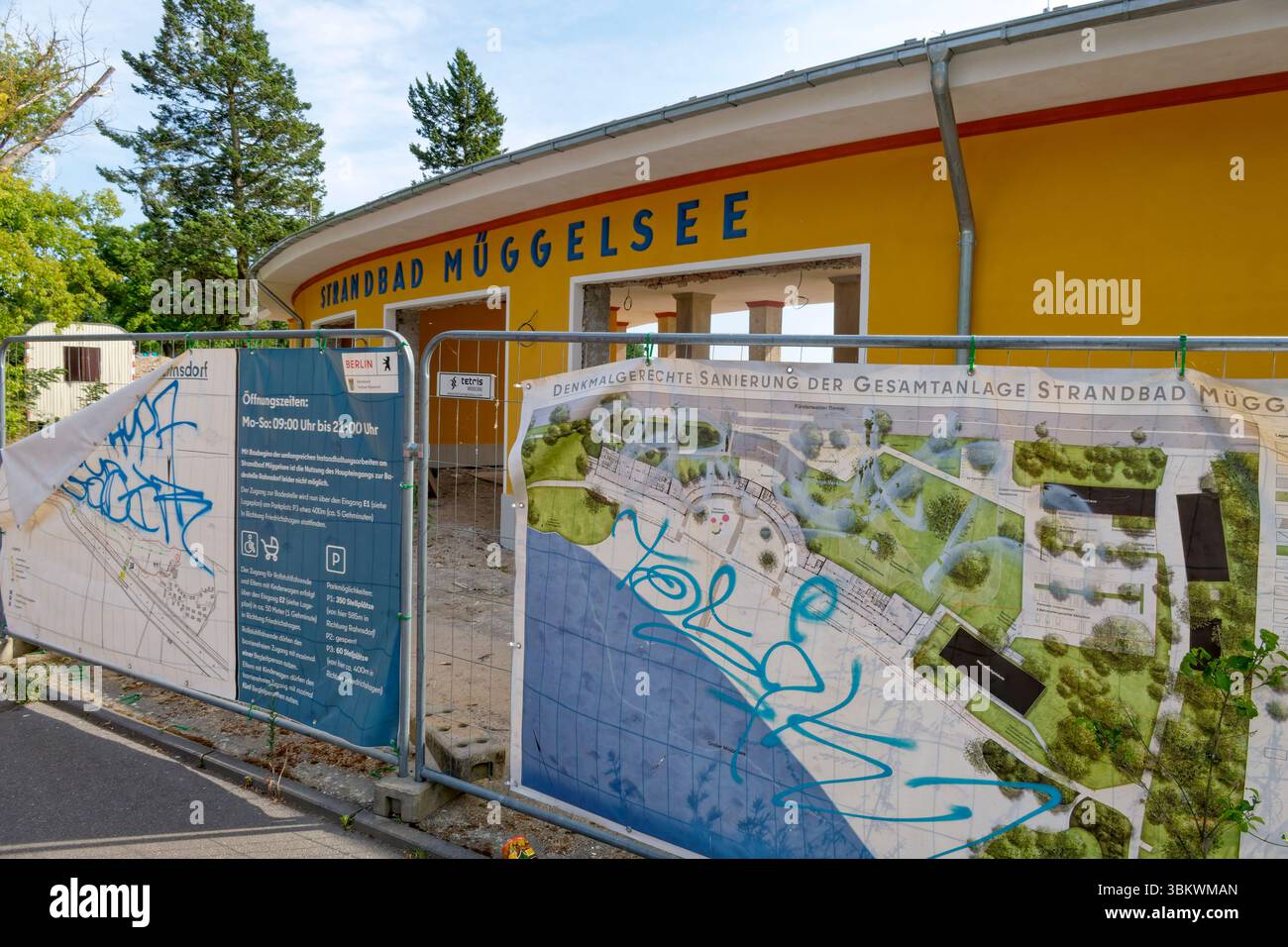 Sanierung Strandbad Müggelsee , Eingang, Baustelle seit 2021, Fertigstellung frühstens Sommer 2026, Deutschland Foto Stock
