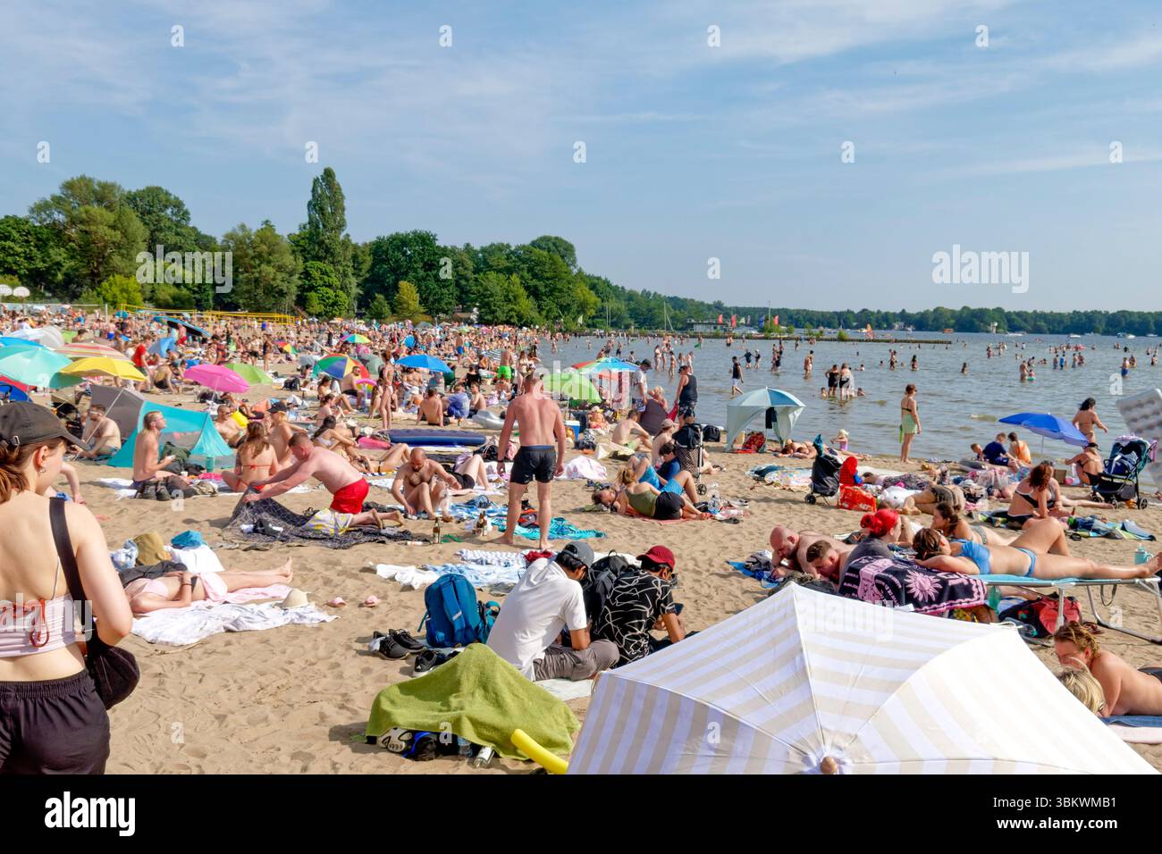 Müggelsee Strandbad, Sandstrand, Menschenmenge, Sommer 2025, Hitze, Wetter, Berlin-Rahnsdorf, Deutschland Foto Stock