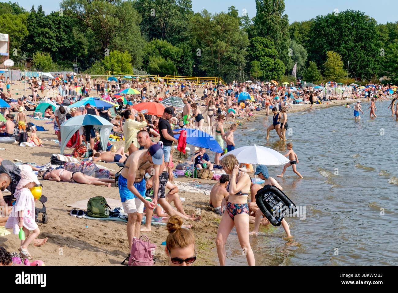 Müggelsee Strandbad, Sandstrand, Menschenmenge, Sommer 2025, Hitze, Wetter, Berlin-Rahnsdorf, Deutschland Foto Stock