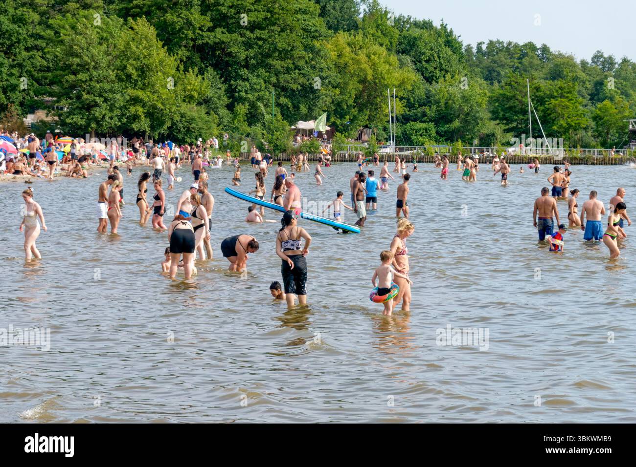 Müggelsee Strandbad, Sandstrand, Menschenmenge, Sommer 2025, Hitze, Wetter, Berlin-Rahnsdorf, Deutschland Foto Stock