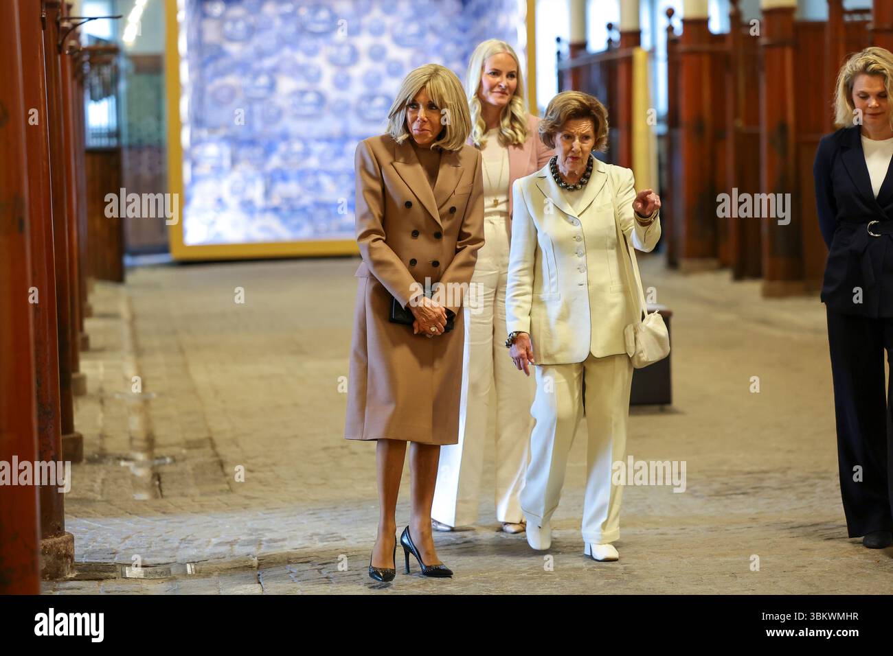 Oslo 20250623. La Regina Sonja e la Principessa mette-Marit visitano la Regina Sonja KunstStall con la First Lady Brigitte Macron in occasione della visita ufficiale del Presidente francese Emmanuel Macron. Foto: Thomas Andersen / NTB Foto Stock
