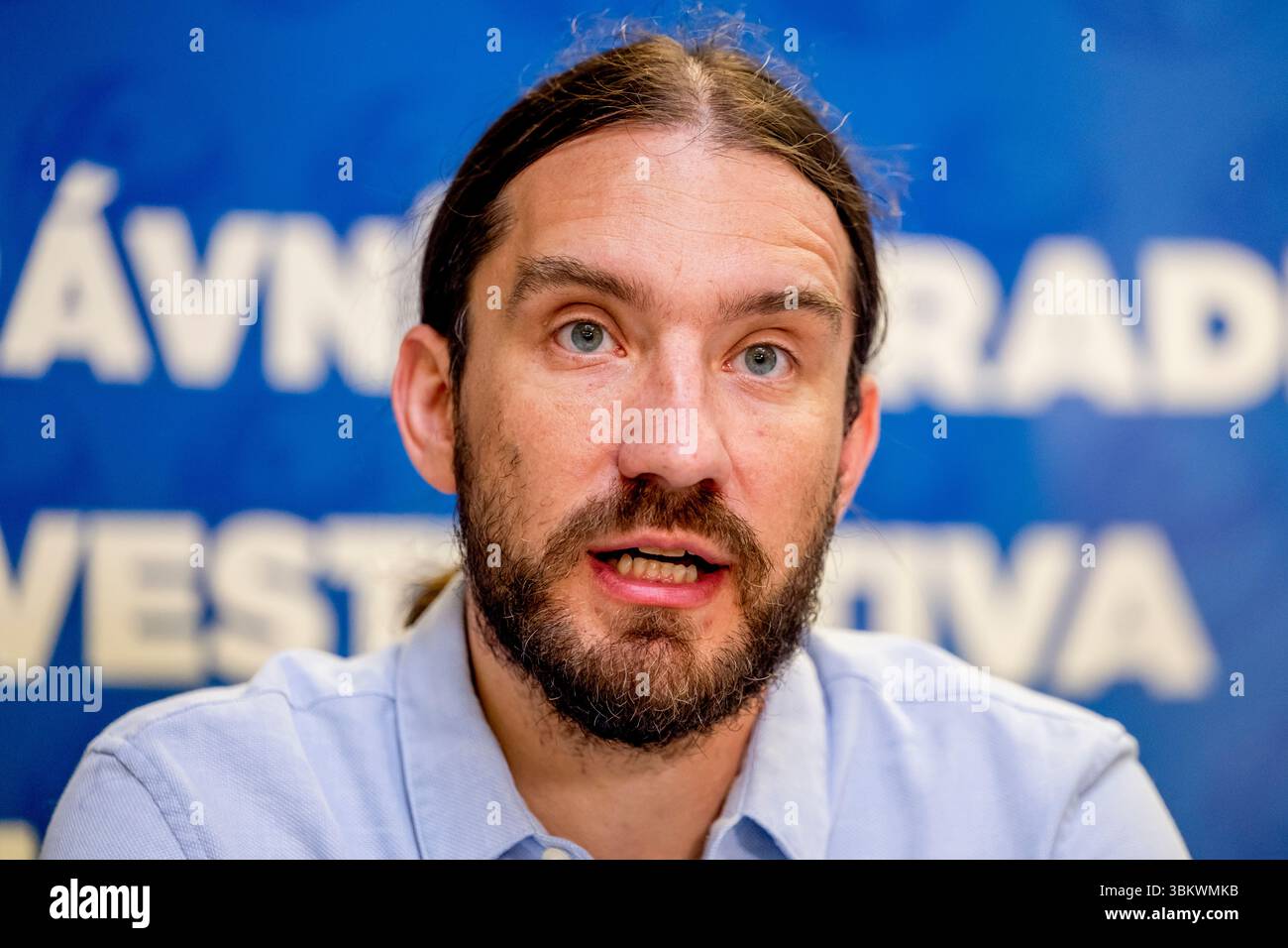 Praga, Repubblica Ceca. 23 giugno 2025. Martin Buchtik, direttore dell'Istituto STEM, interviene in una conferenza stampa di Transparency International Czech Republic (ti CR) sui risultati della valutazione dell'indipendenza delle istituzioni pubbliche, un'analisi di 30 organizzazioni, uffici e agenzie che fanno parte della struttura statale, dal punto di vista della loro indipendenza dal potere esterno o dall'influenza politica, a Praga, 23 giugno 2025. Crediti: Ondrej Deml/CTK Photo/Alamy Live News Foto Stock