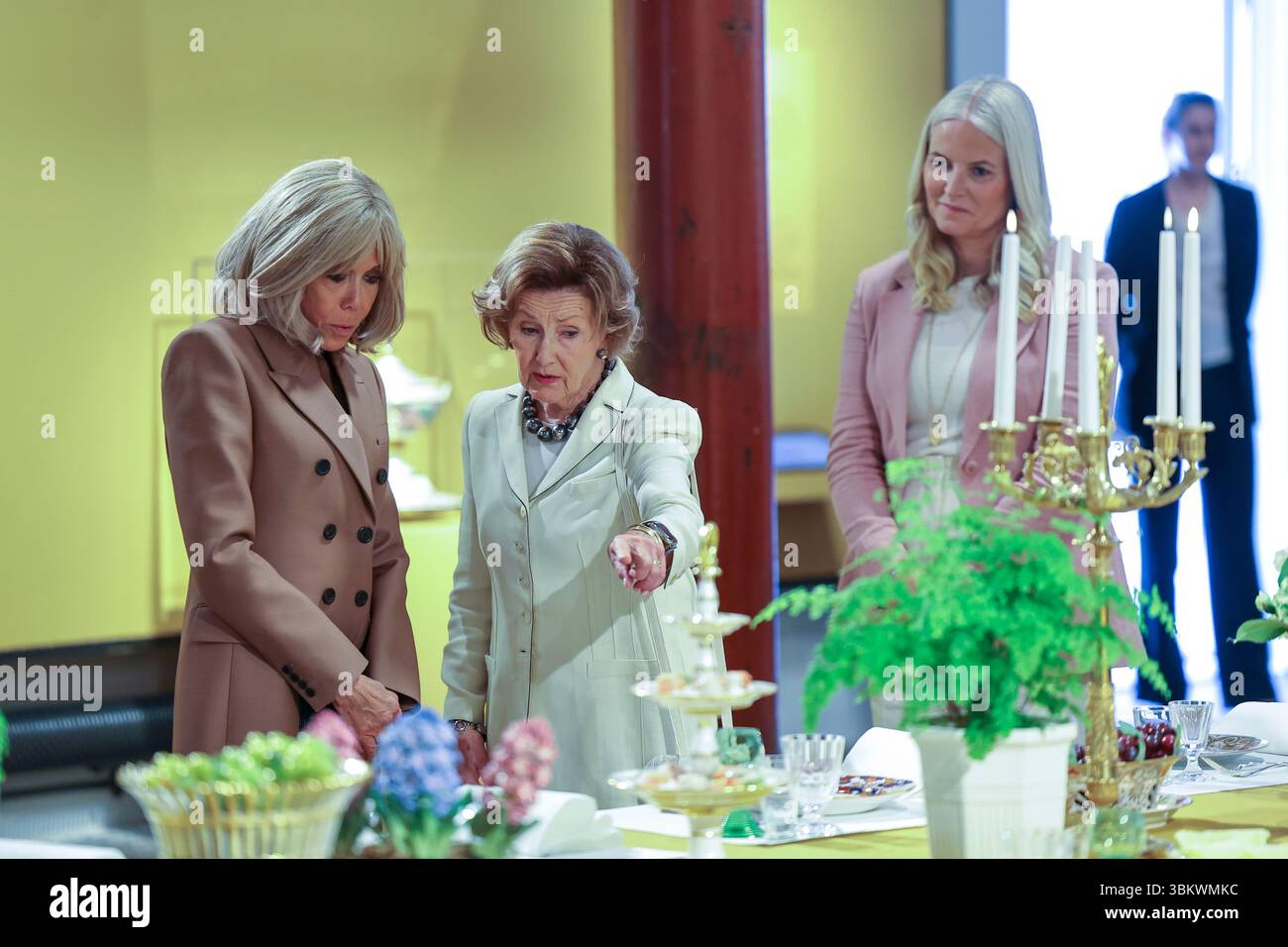 Oslo 20250623. La Regina Sonja e la Principessa mette-Marit visitano la Regina Sonja KunstStall con la First Lady Brigitte Macron in occasione della visita ufficiale del Presidente francese Emmanuel Macron. Foto: Thomas Andersen / NTB Foto Stock