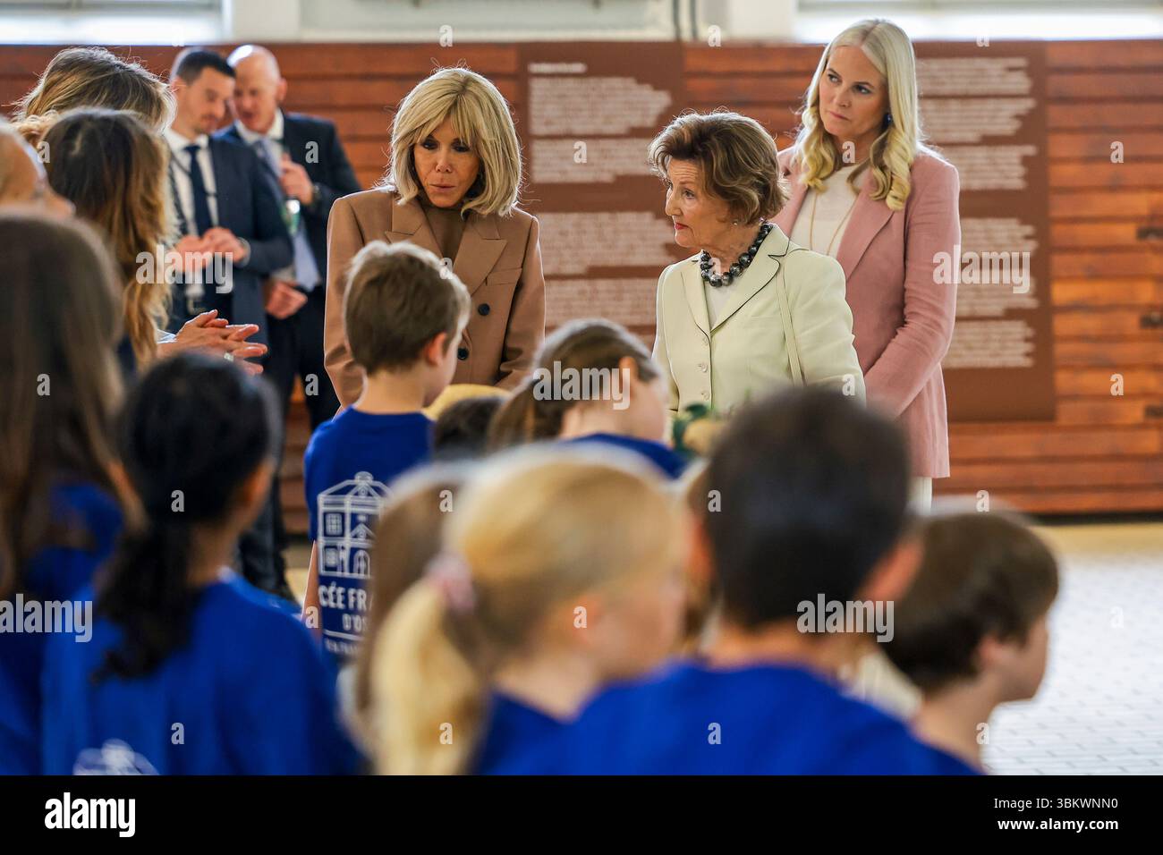 Oslo 20250623. La Regina Sonja, la Principessa mette-Marit con la First Lady Brigitte Macron riceveranno un briefing sulle api nella scuderia Queen Sonja Art insieme ai bambini della Scuola francese di Oslo in occasione della visita ufficiale del Presidente francese Emmanuel Macron. Foto: Thomas Andersen / NTB Foto Stock