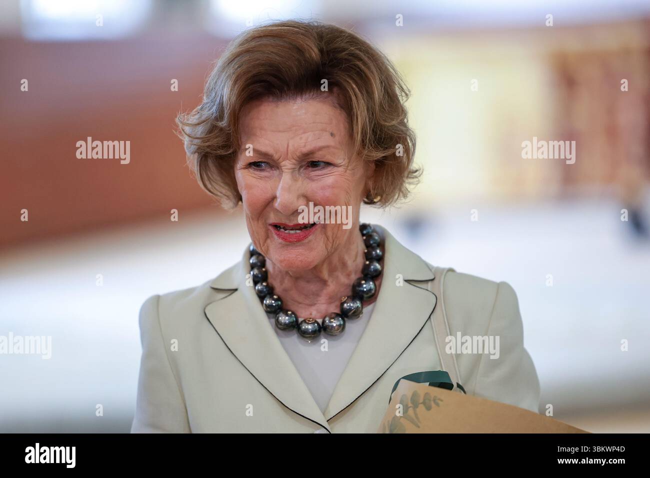 Oslo 20250623. La Regina Sonja, la Principessa mette-Marit con la First Lady Brigitte Macron riceveranno un briefing sulle api nella scuderia Queen Sonja Art insieme ai bambini della Scuola francese di Oslo in occasione della visita ufficiale del Presidente francese Emmanuel Macron. Foto: Thomas Andersen / NTB Foto Stock
