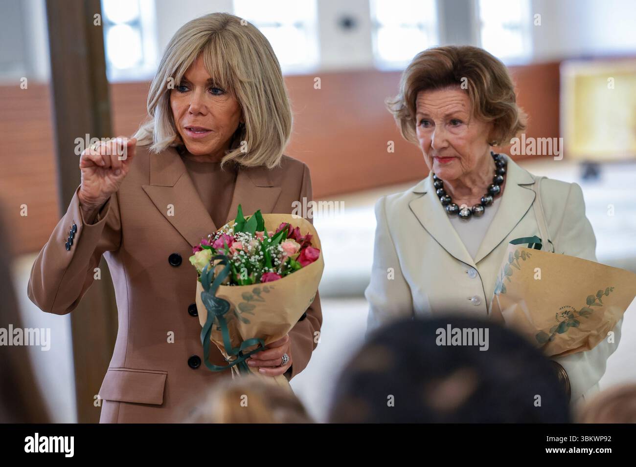 Oslo 20250623. La regina Sonja e la First Lady Brigitte Macron riceveranno un briefing sulle api nella scuderia Queen Sonja Art insieme ai bambini della scuola francese di Oslo in occasione della visita ufficiale del presidente francese Emmanuel Macron. Foto: Thomas Andersen / NTB Foto Stock