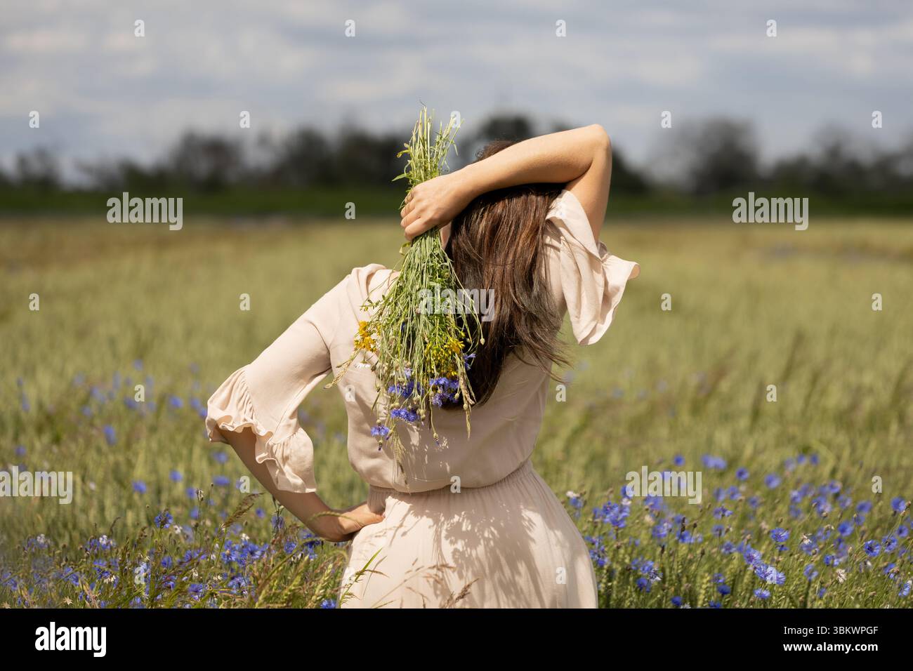 Donna con bouquet di erbe selvatiche per la cura dei capelli Foto Stock