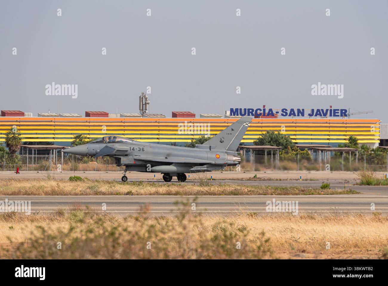 Caccia Eurofighter EF-2000 Typhoon dell'Aeronautica militare spagnola che ruba all'aeroporto di Murcia San Javier, Spagna. Base aerea militare. Ejercito del Aire jet Foto Stock