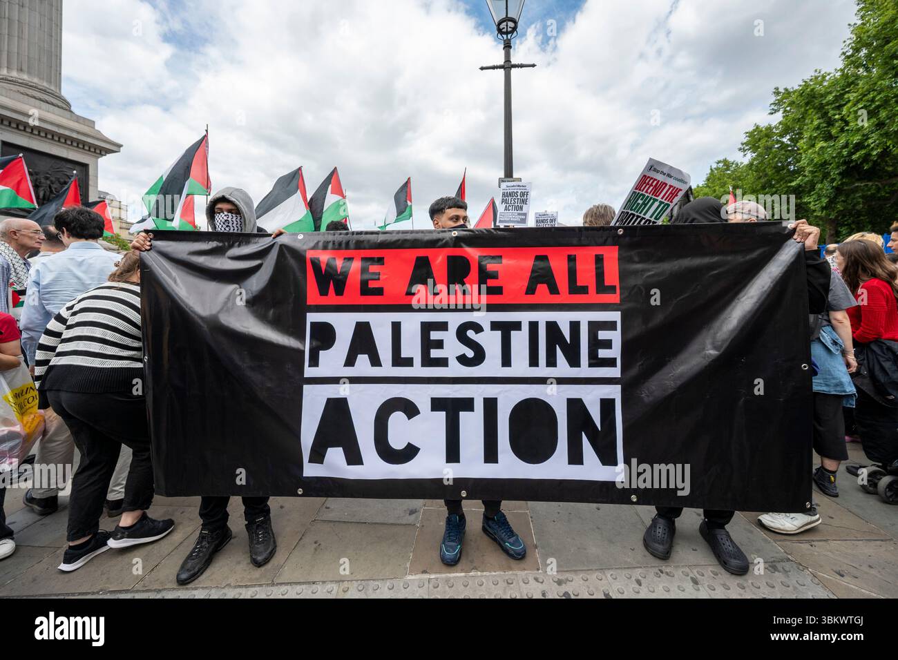 Londra, Regno Unito. 23 giugno 2025. Membri della Palestina in azione in una protesta a Trafalgar Square. Si prevede che il Ministro degli interni Yvette Cooper rilasci una dichiarazione ministeriale scritta che proscriva il gruppo campagna Palestine Action dopo che gli attivisti hanno fatto irruzione nella RAF Brize Norton il 20 giugno e hanno spruzzato due aerei. Crediti: Stephen Chung / Alamy Live News Foto Stock