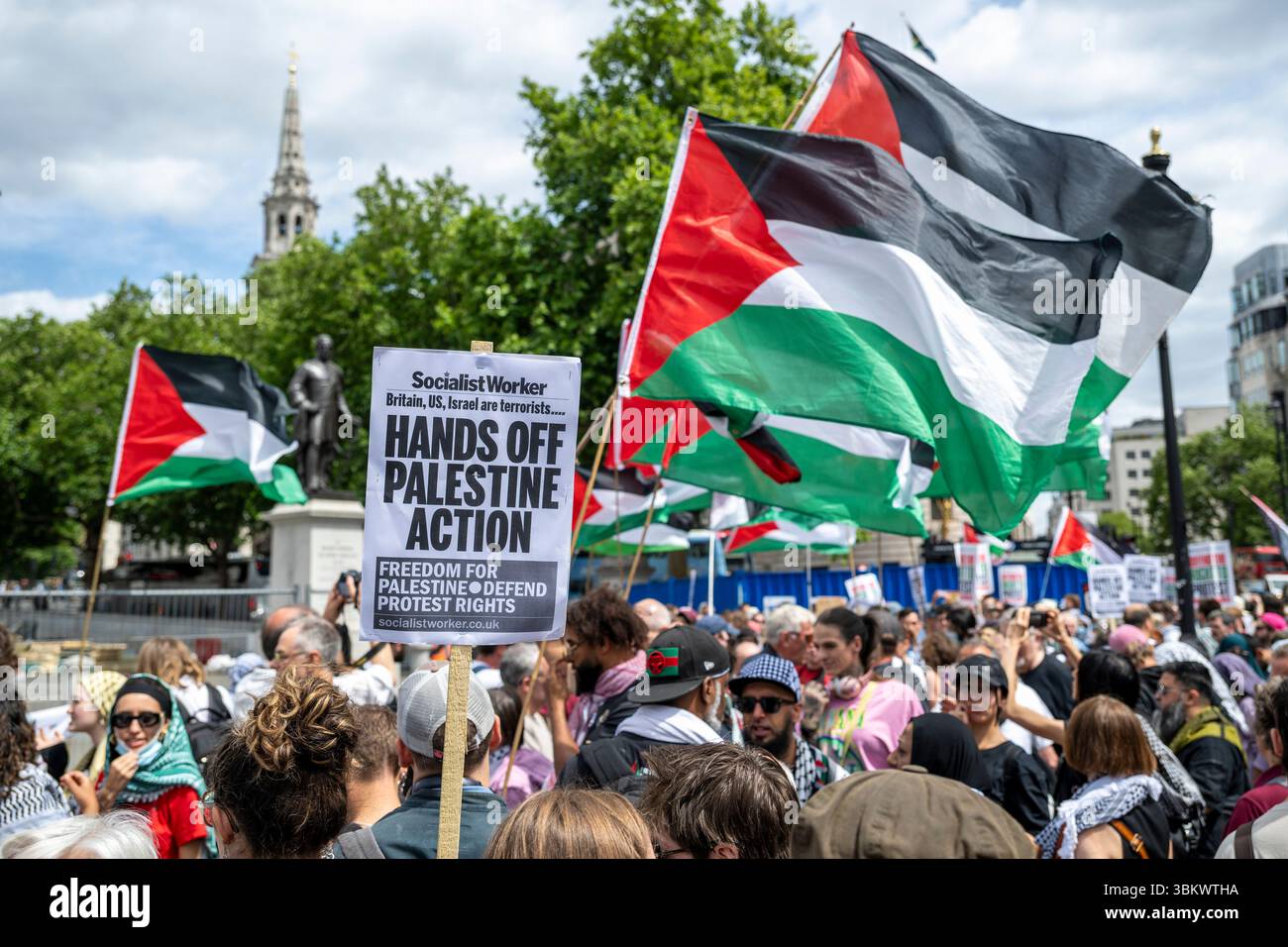 Londra, Regno Unito. 23 giugno 2025. Membri della Palestina in azione in una protesta a Trafalgar Square. Si prevede che il Ministro degli interni Yvette Cooper rilasci una dichiarazione ministeriale scritta che proscriva il gruppo campagna Palestine Action dopo che gli attivisti hanno fatto irruzione nella RAF Brize Norton il 20 giugno e hanno spruzzato due aerei. Crediti: Stephen Chung / Alamy Live News Foto Stock